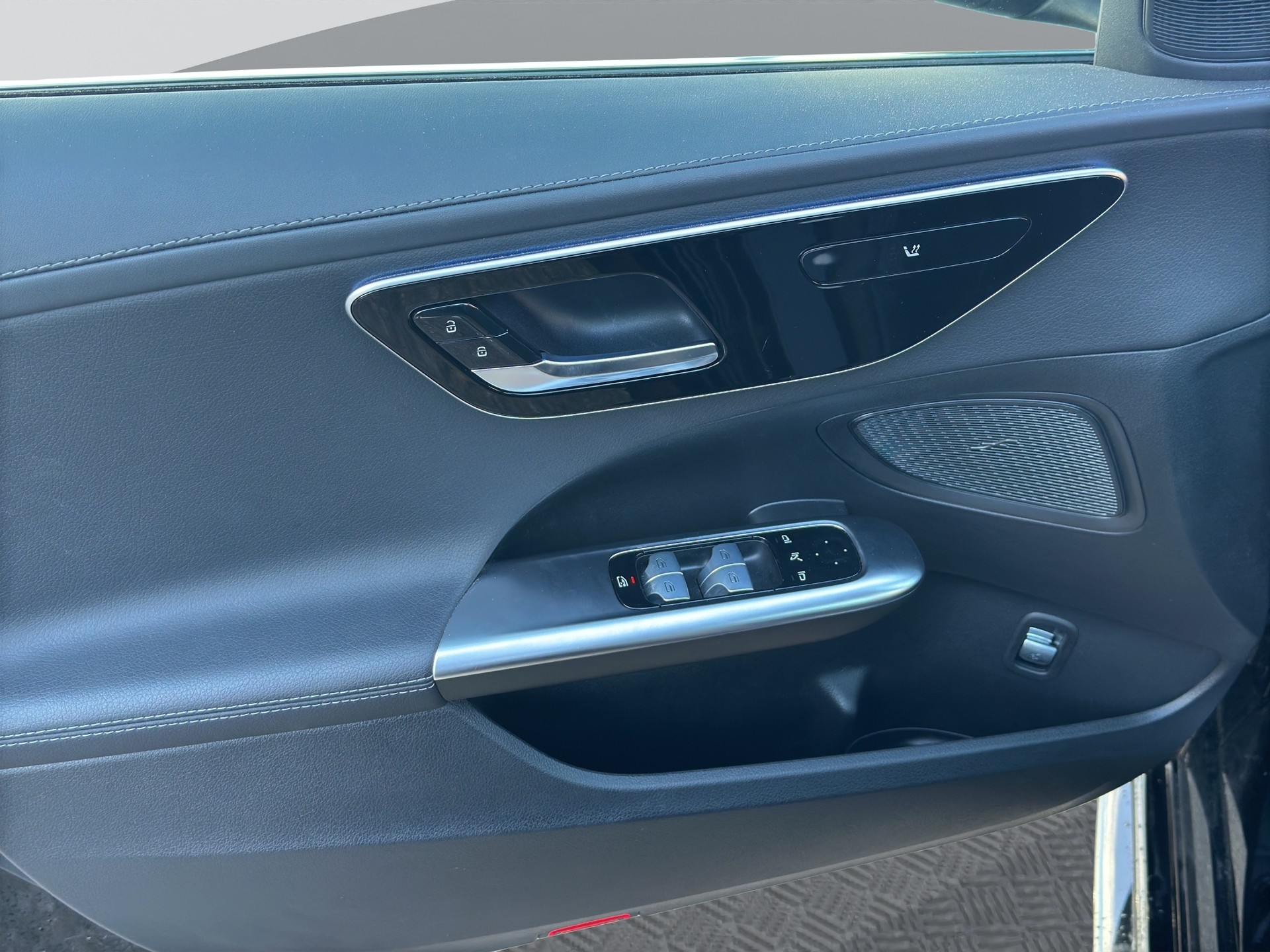 MERCEDES-BENZ C 220 d AMG Line-image-8