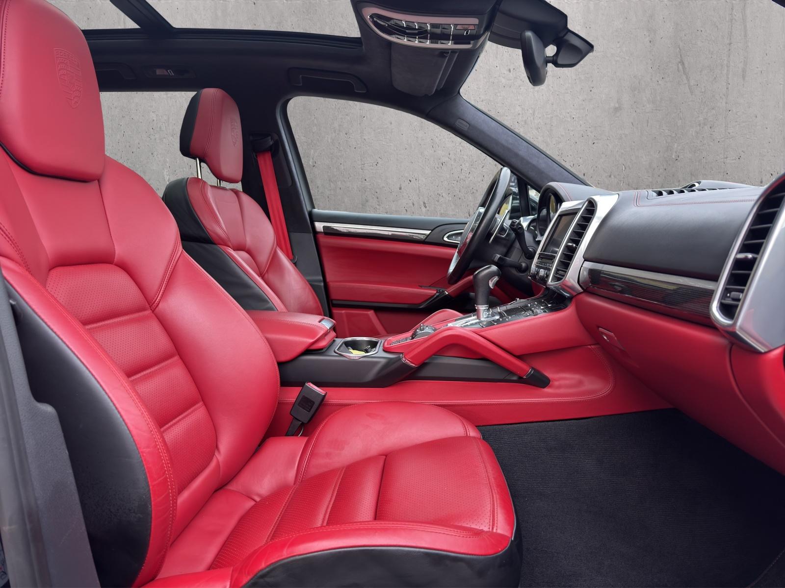 PORSCHE Cayenne 4.8 V8 Turbo S TipT-image-9