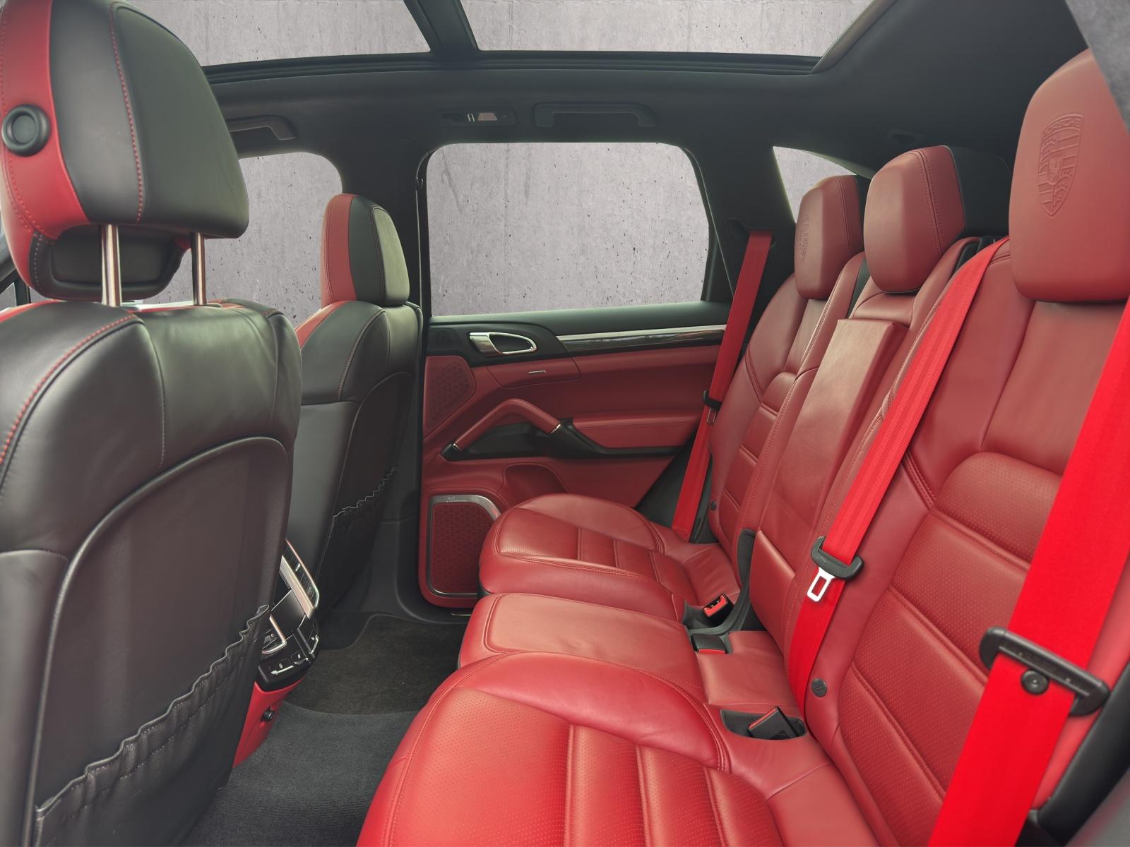 PORSCHE Cayenne 4.8 V8 Turbo S TipT-image-12