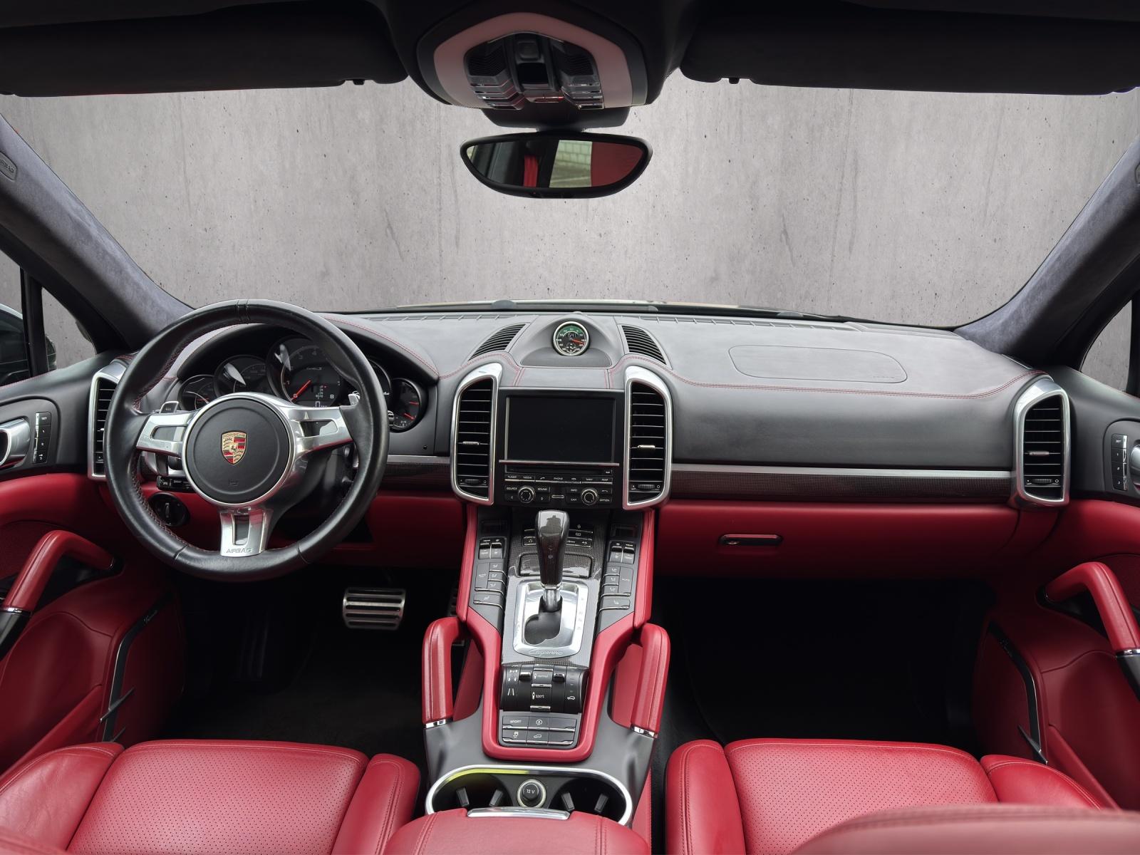 PORSCHE Cayenne 4.8 V8 Turbo S TipT-image-10