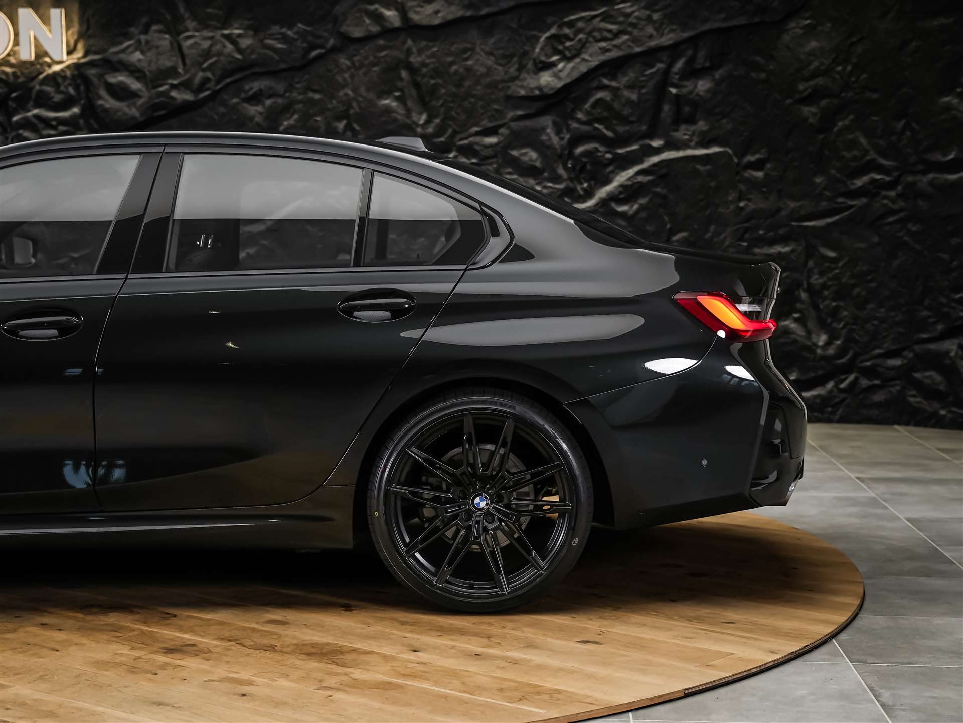 BMW 320i xDrive Steptronic M Sport Pro *ALL BLACK*Facelift*Werksgarantie*20" Felgen*Harman/Kardon*-image-18