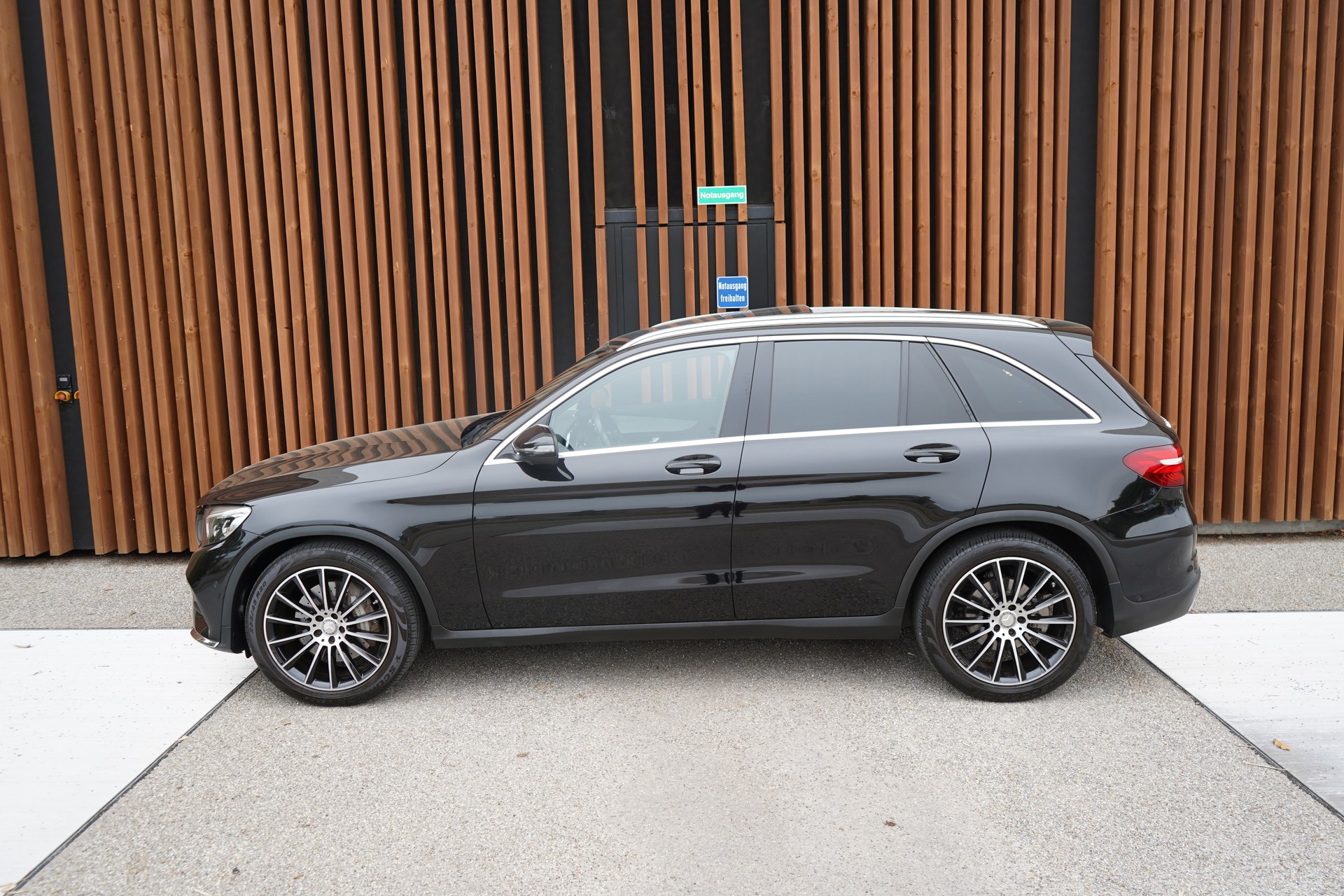 MERCEDES-BENZ GLC 250 d AMG LINE 4MATIC 9G-TRONIC l 204 PS-image-3