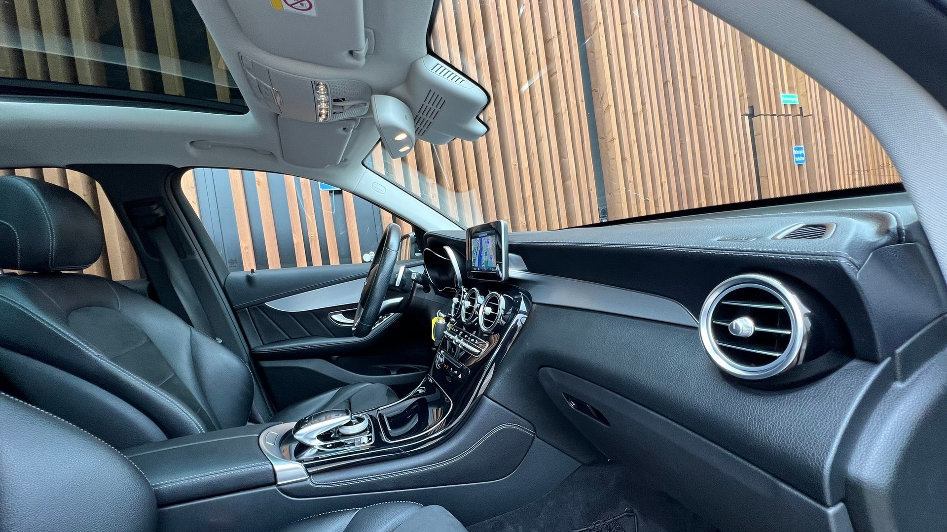 MERCEDES-BENZ GLC 250 d AMG LINE 4MATIC 9G-TRONIC l 204 PS-image-24