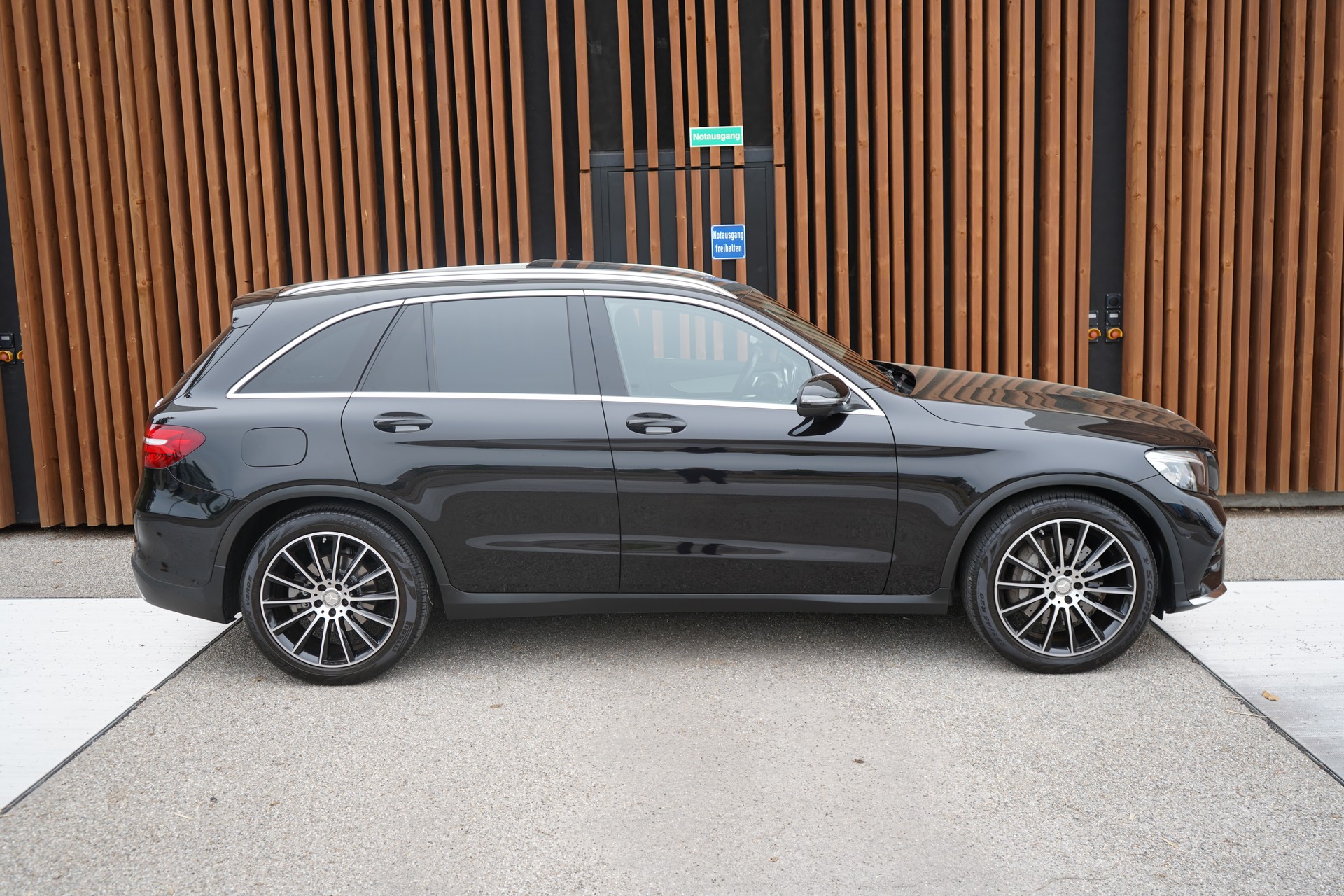 MERCEDES-BENZ GLC 250 d AMG LINE 4MATIC 9G-TRONIC l 204 PS-image-4