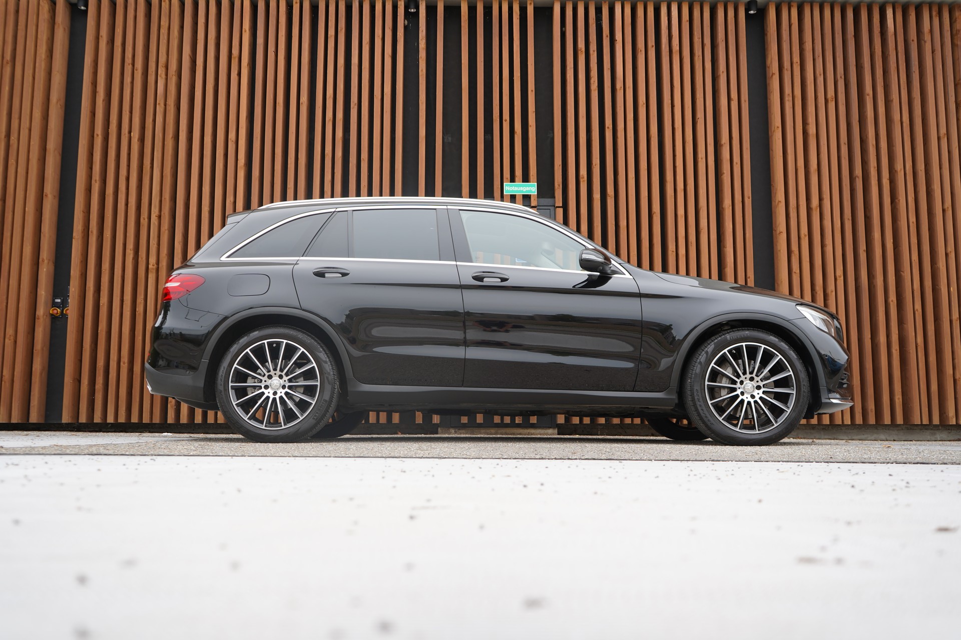 MERCEDES-BENZ GLC 250 d AMG LINE 4MATIC 9G-TRONIC l 204 PS-image-2