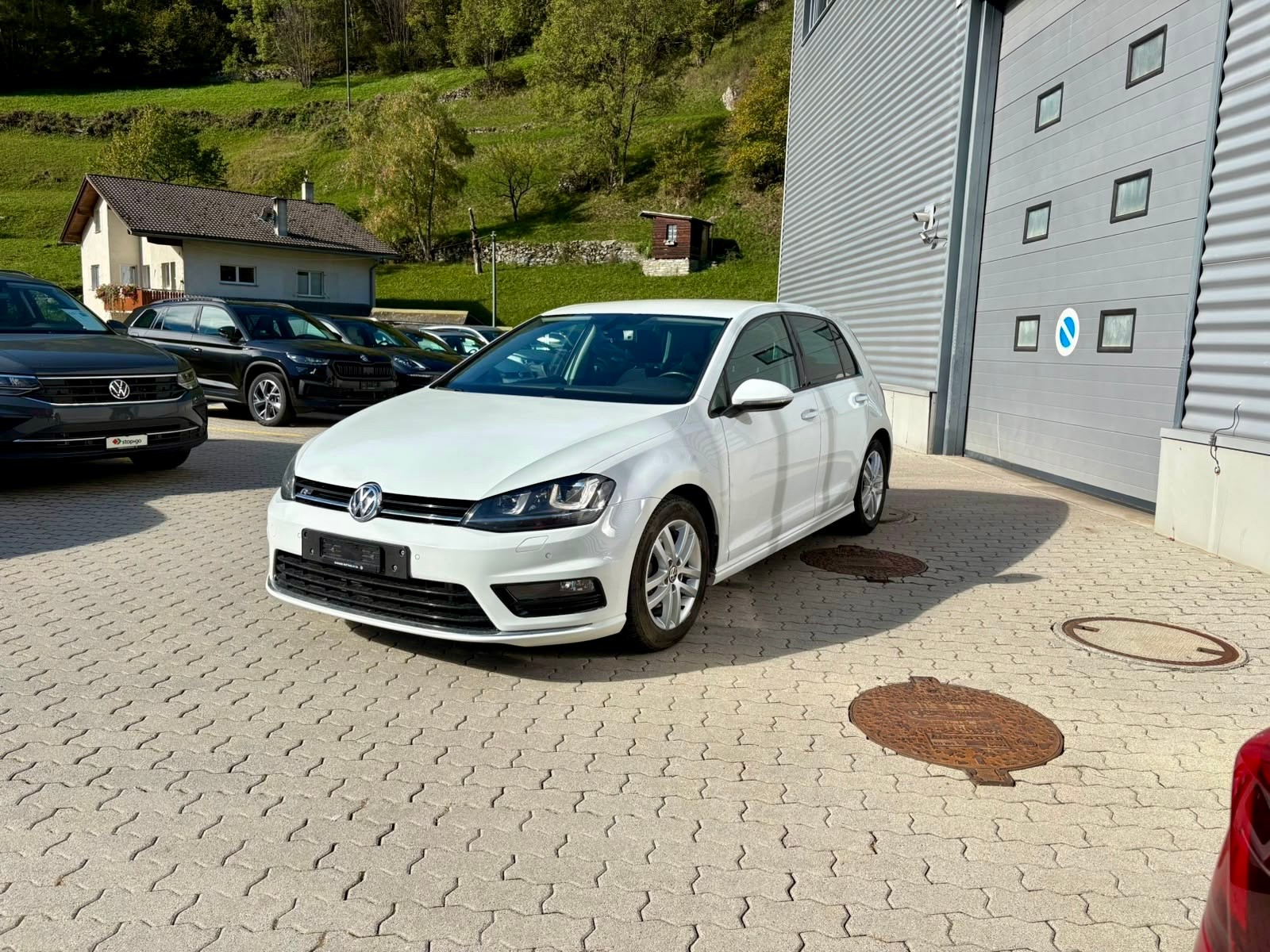VW Golf 2.0 TDI Lounge R-Line 4Motion-image-1