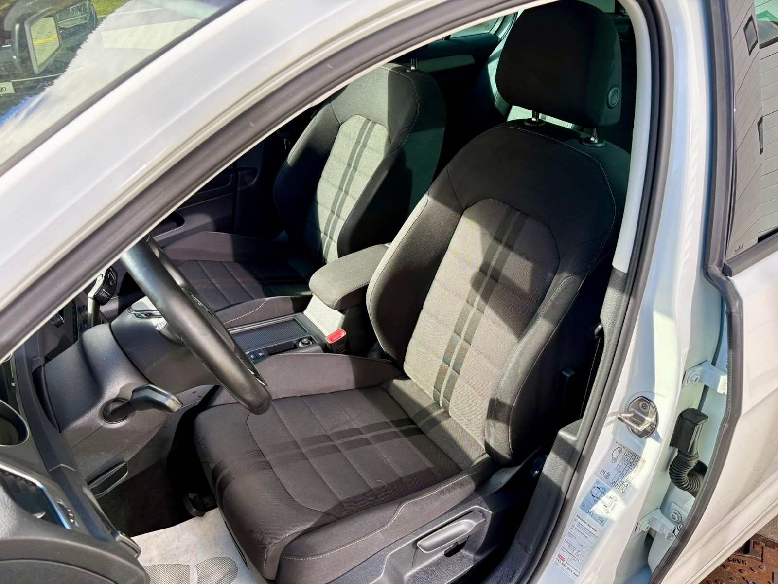 VW Golf 2.0 TDI Lounge R-Line 4Motion-image-5