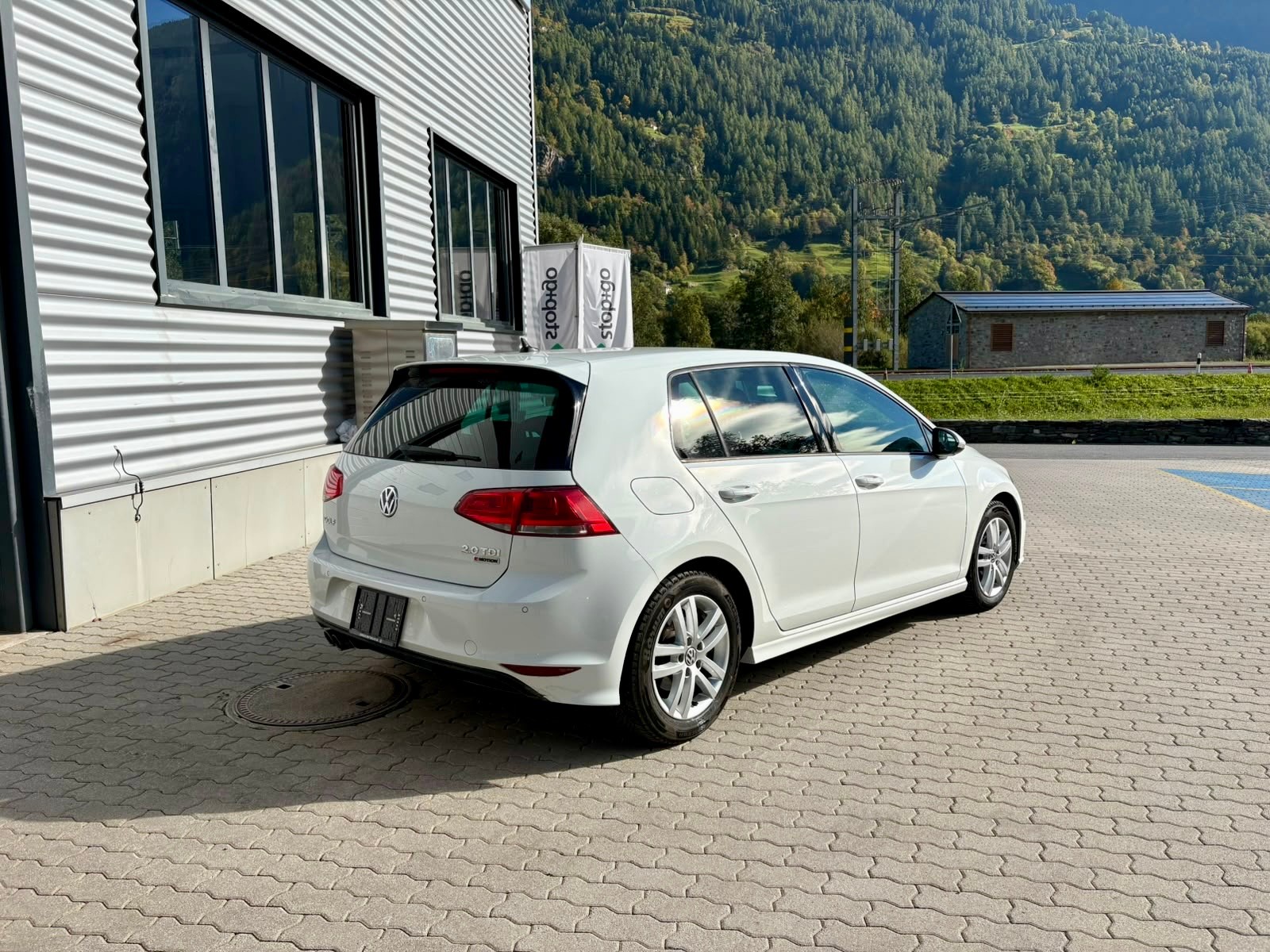 VW Golf 2.0 TDI Lounge R-Line 4Motion-image-3