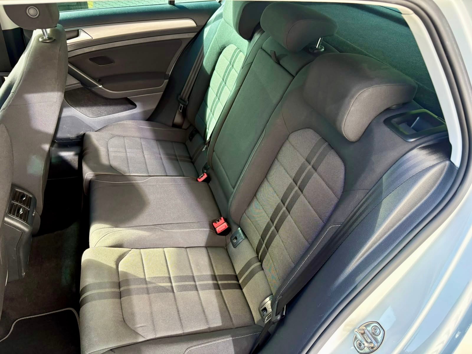 VW Golf 2.0 TDI Lounge R-Line 4Motion-image-6