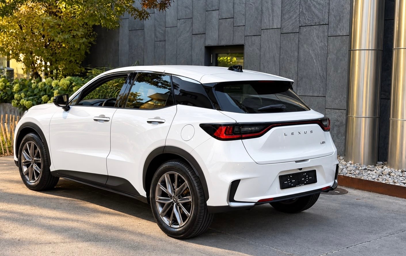 LEXUS LBX FWD Relax CVT-image-2