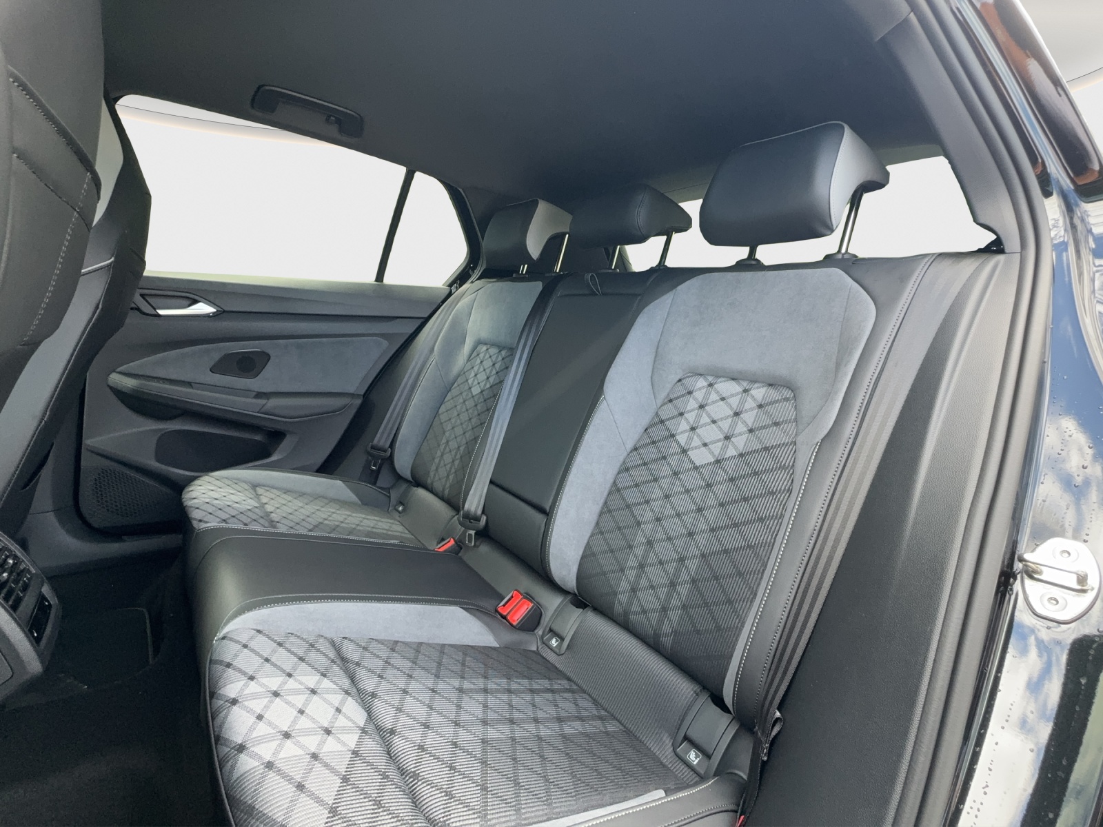 VW Golf 1.5 eTSI mHEV ACT R-Line DSG-image-12