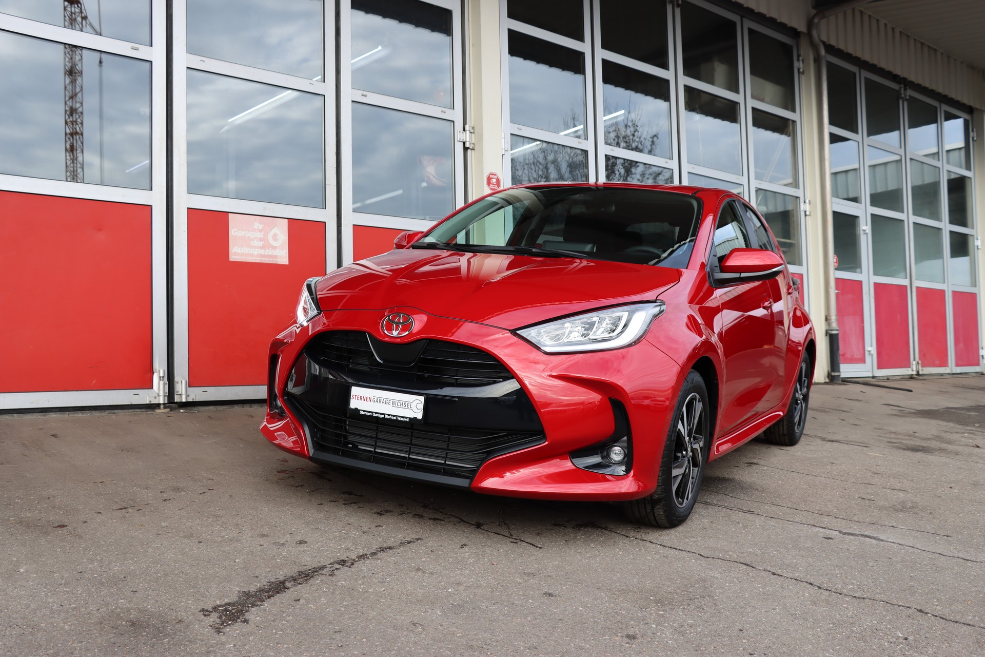 TOYOTA Yaris 1.5 Trend e-CVT-showroom-element-1