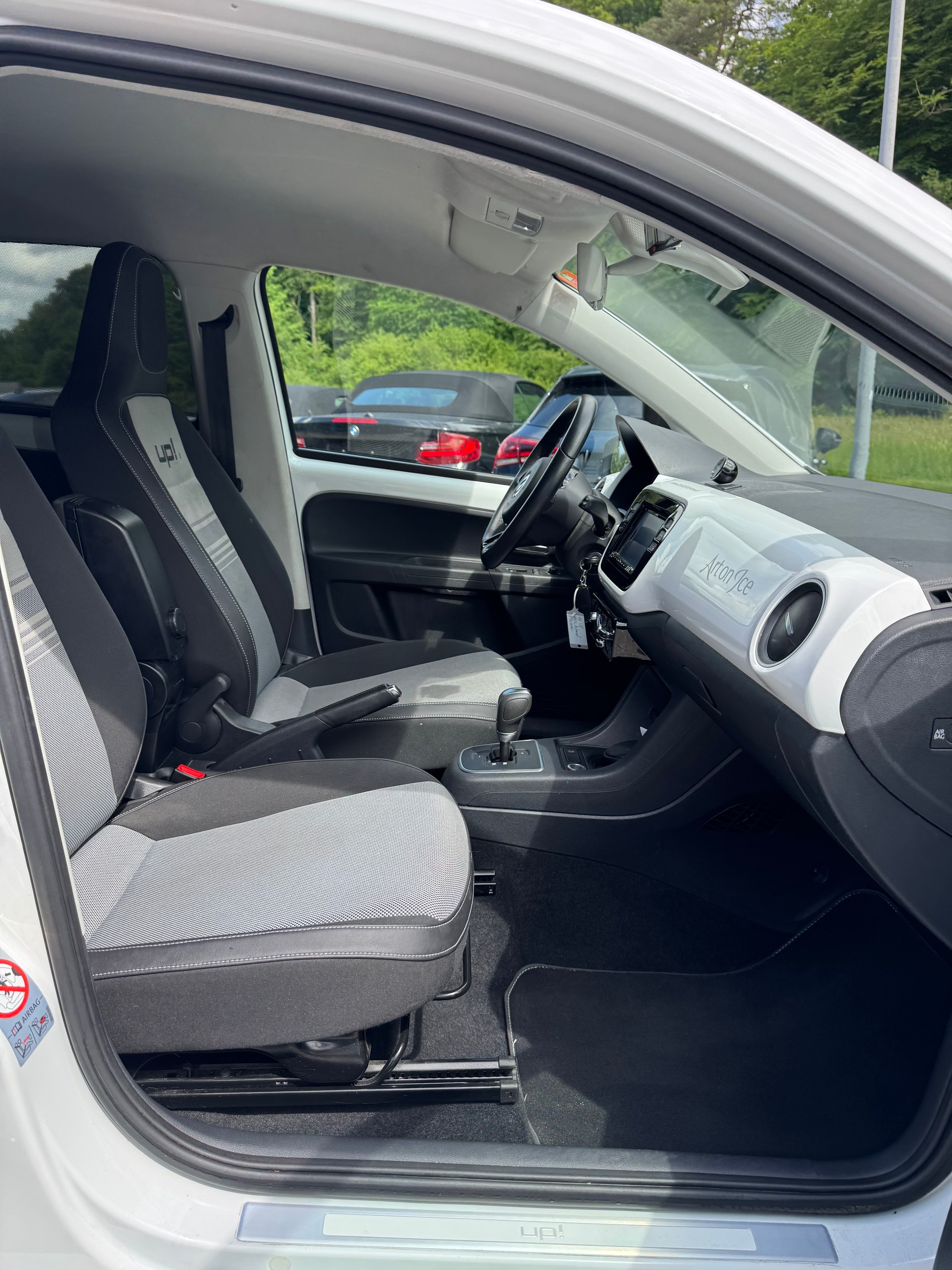 VW Up 1.0 white up Art on Ice ASG-image-10