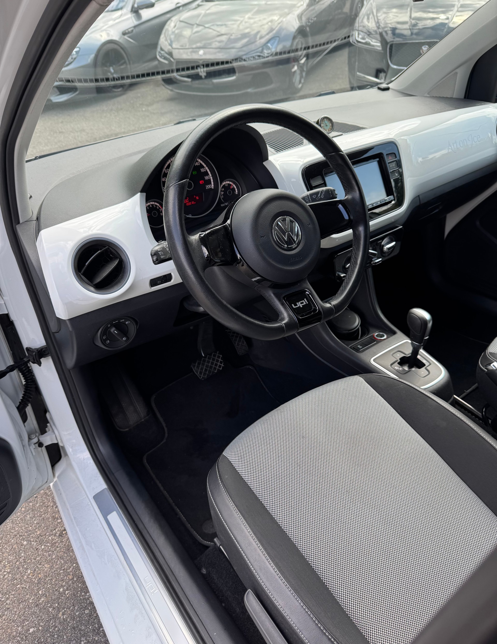 VW Up 1.0 white up Art on Ice ASG-image-6