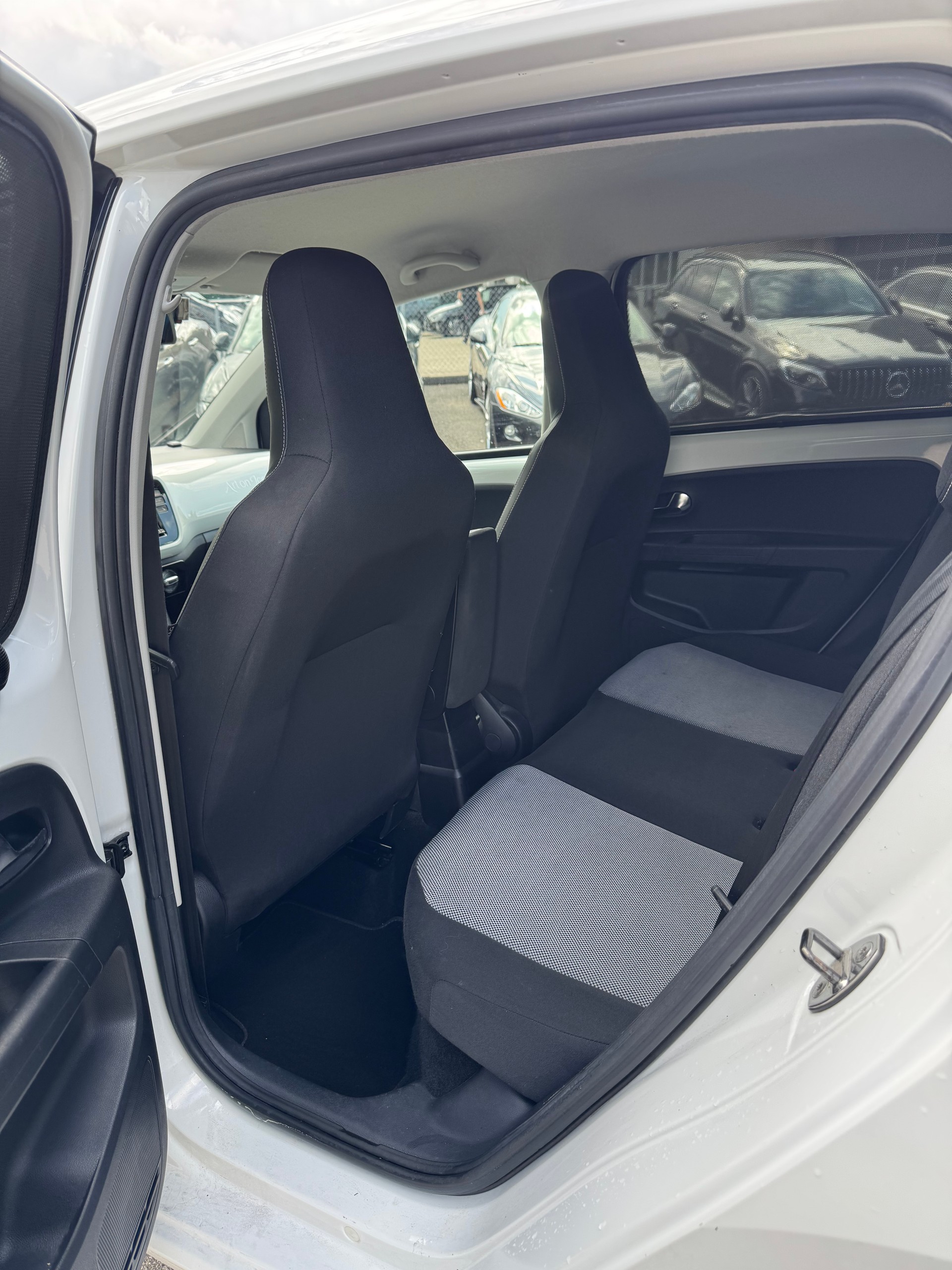 VW Up 1.0 white up Art on Ice ASG-image-8
