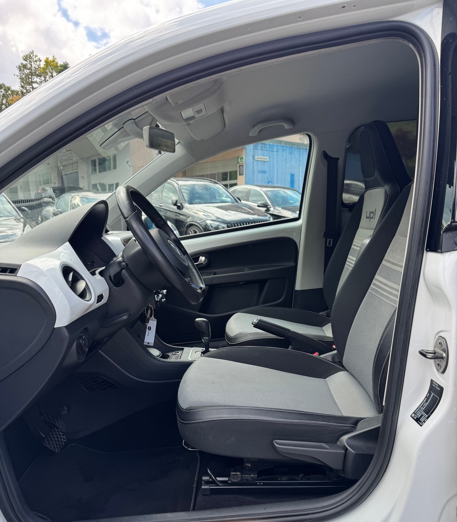 VW Up 1.0 white up Art on Ice ASG-image-7
