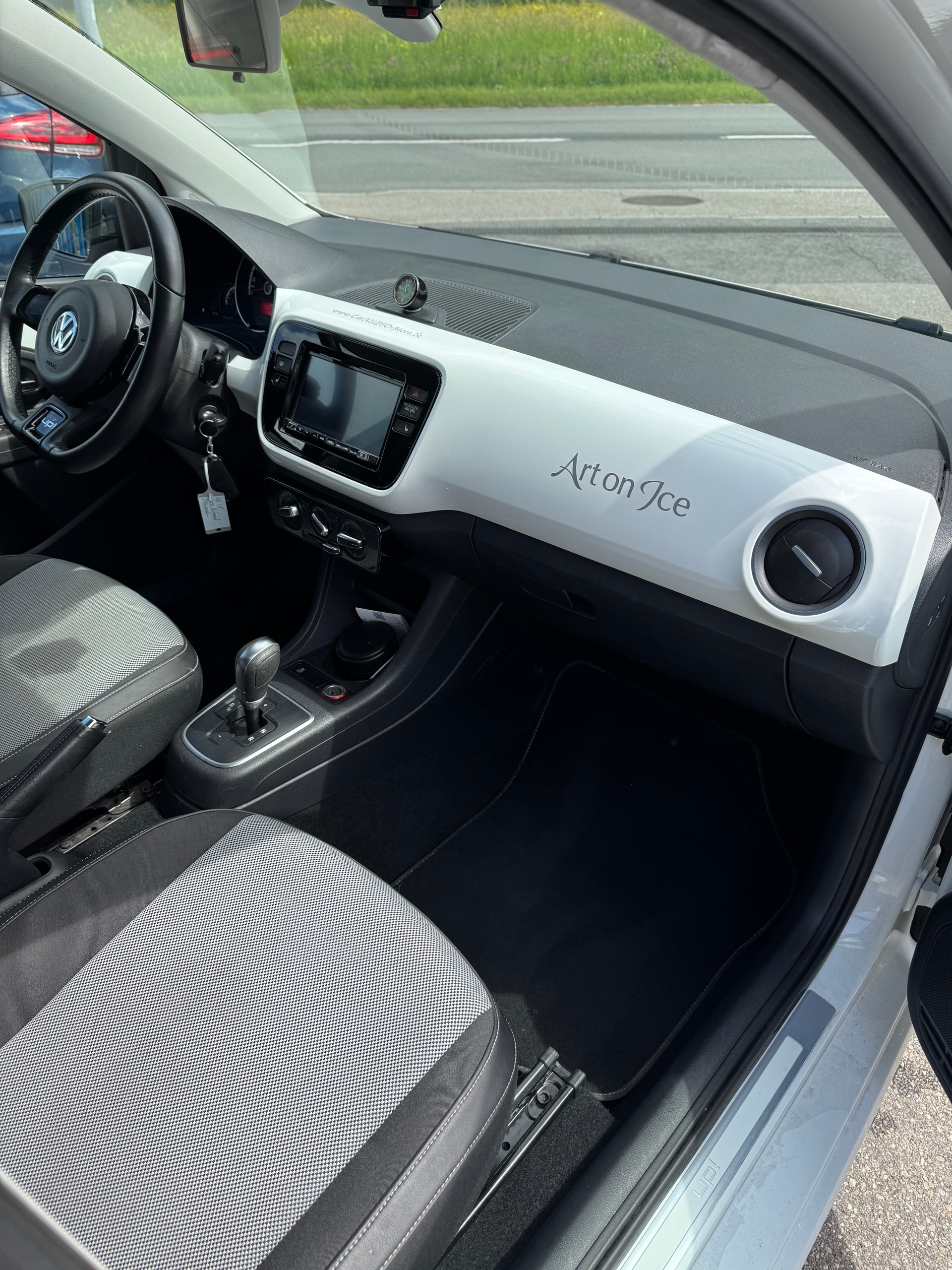 VW Up 1.0 white up Art on Ice ASG-image-9