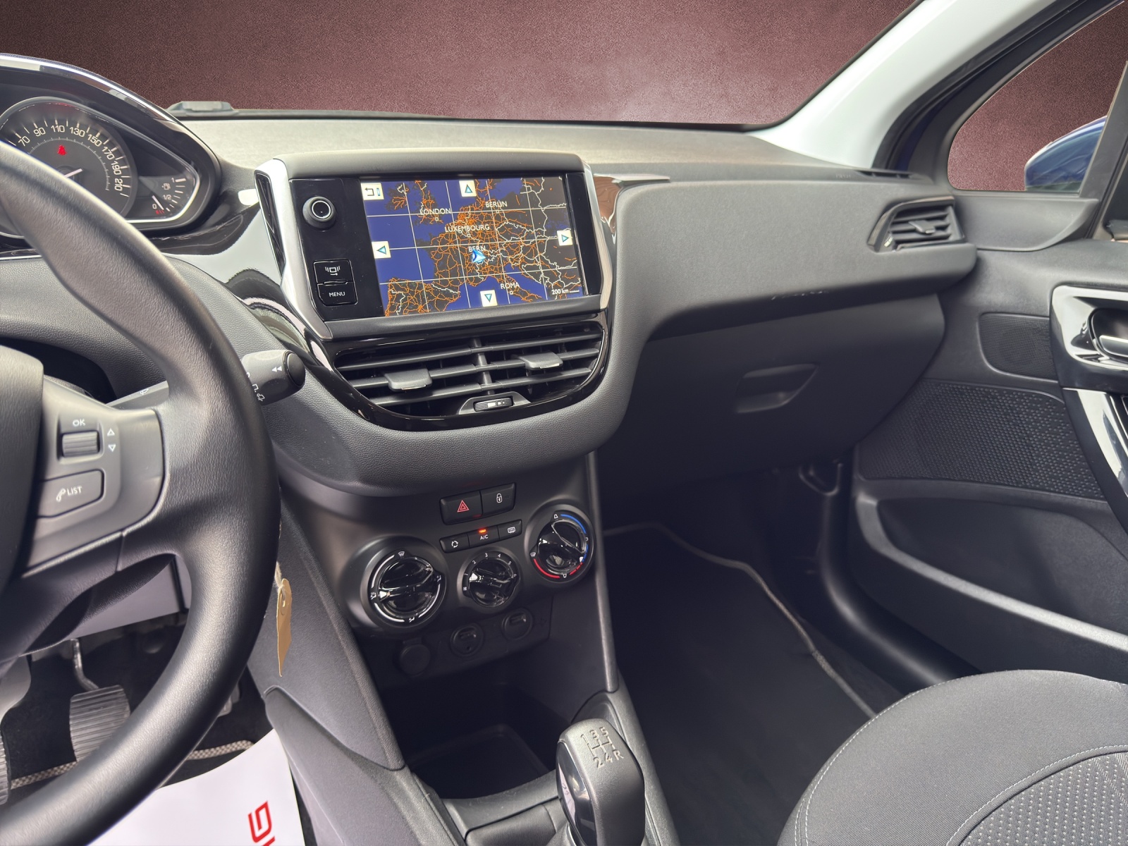 PEUGEOT 208 1.2 VTI Intuitive-image-8