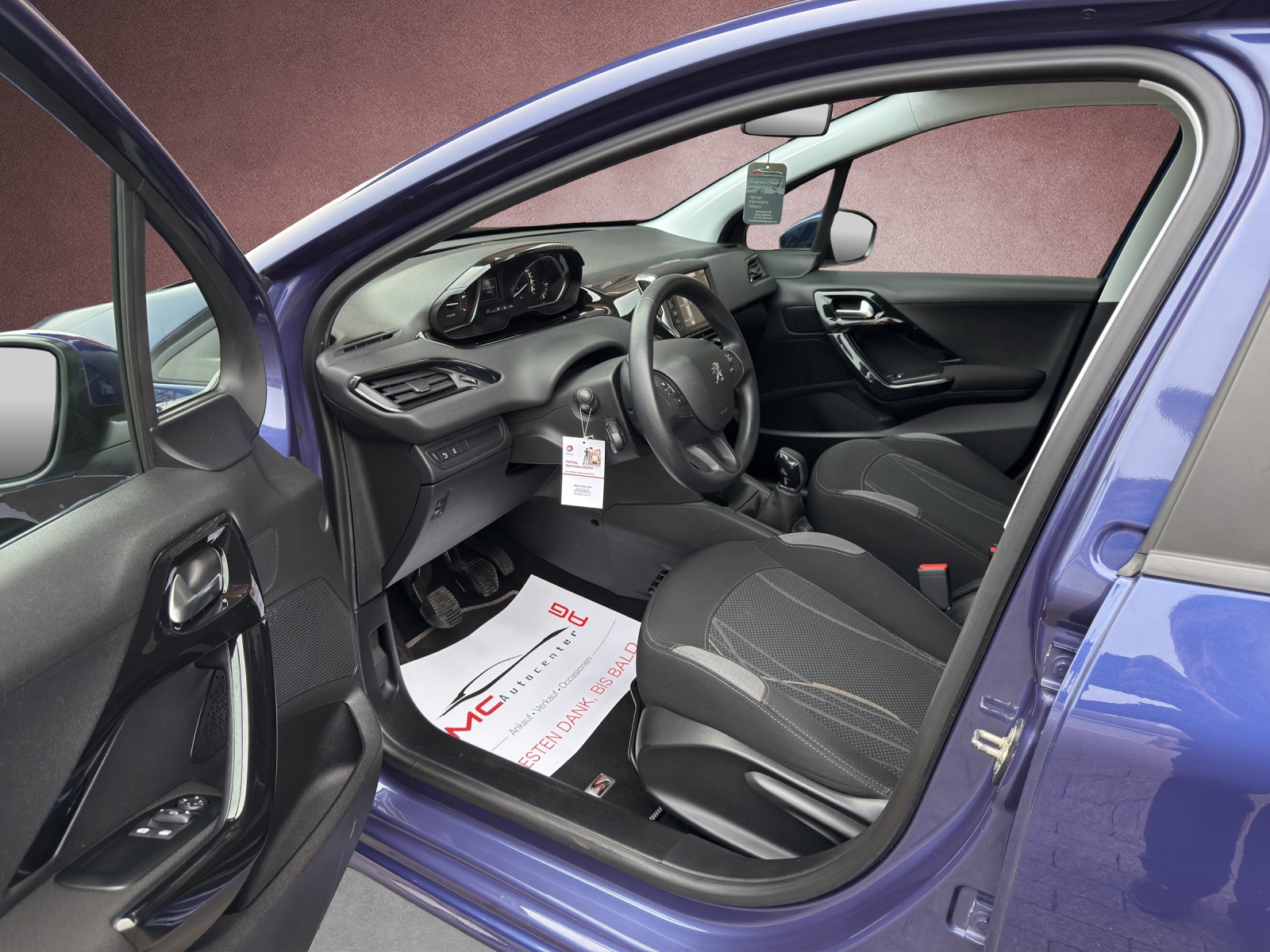 PEUGEOT 208 1.2 VTI Intuitive-image-5