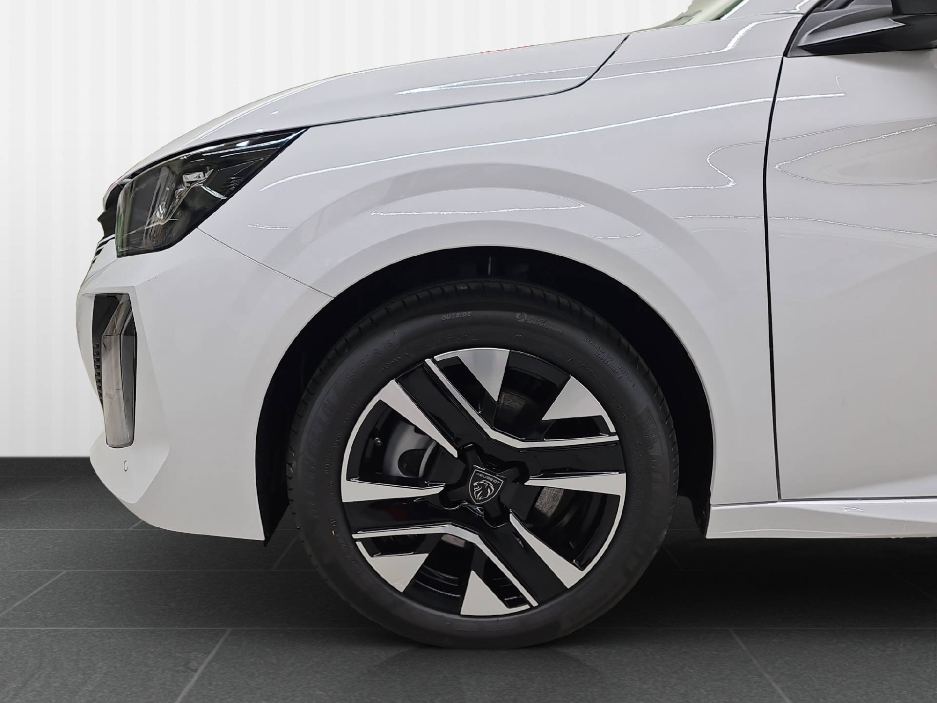 PEUGEOT 208 1.2 Hybrid Allure Premium-image-11