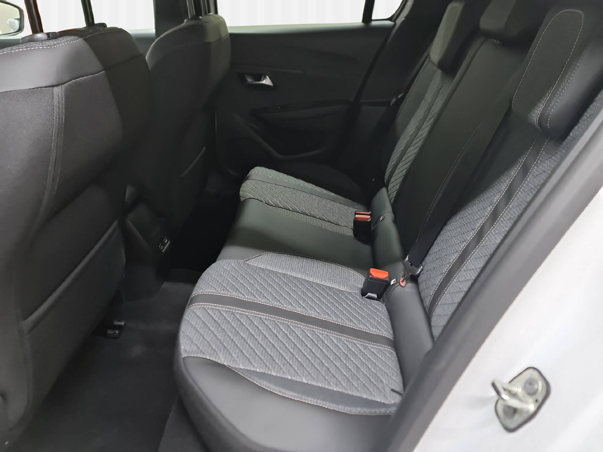 PEUGEOT 208 1.2 Hybrid Allure Premium-image-8