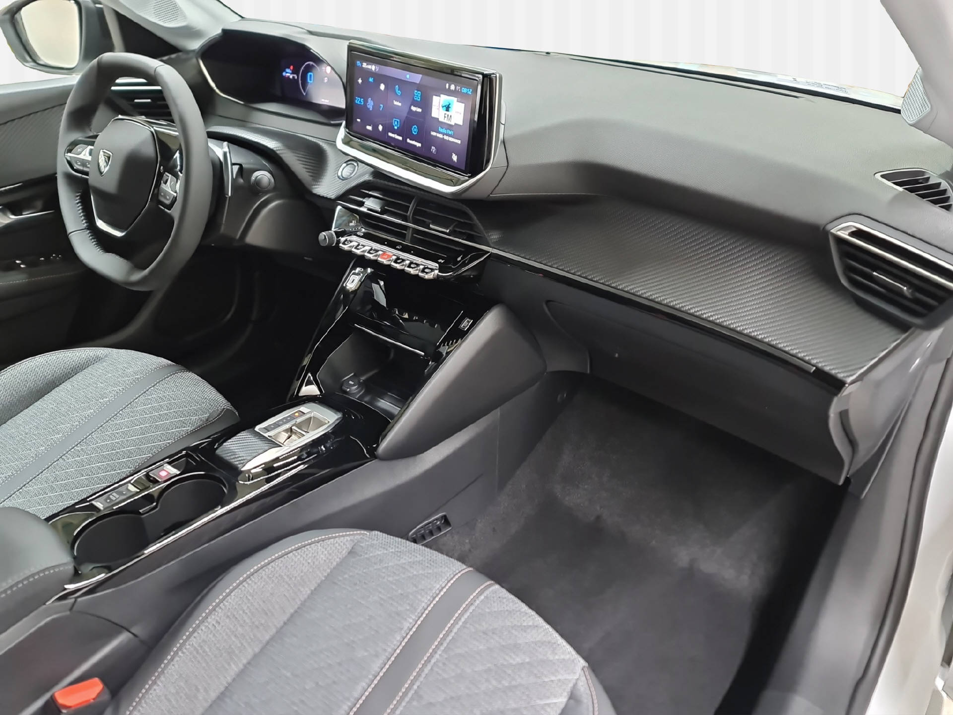 PEUGEOT 208 1.2 Hybrid Allure Premium-image-9
