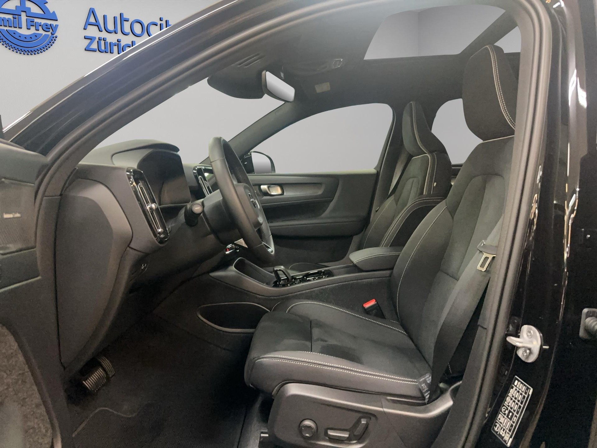 VOLVO XC40 1.5 T5 PiH Ultimate Dark-image-9