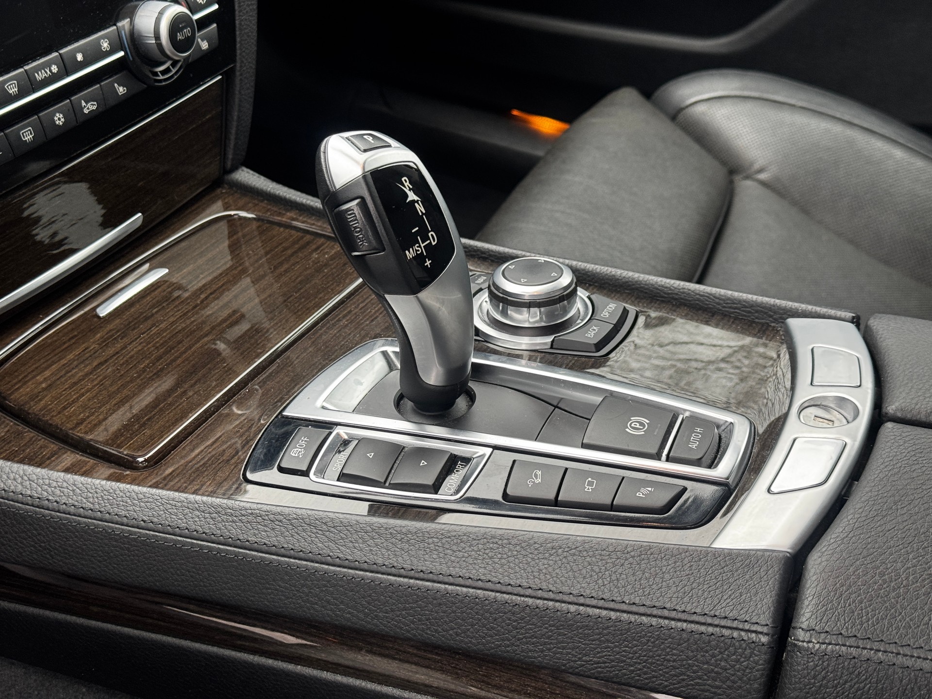 BMW 750i xDrive-image-15