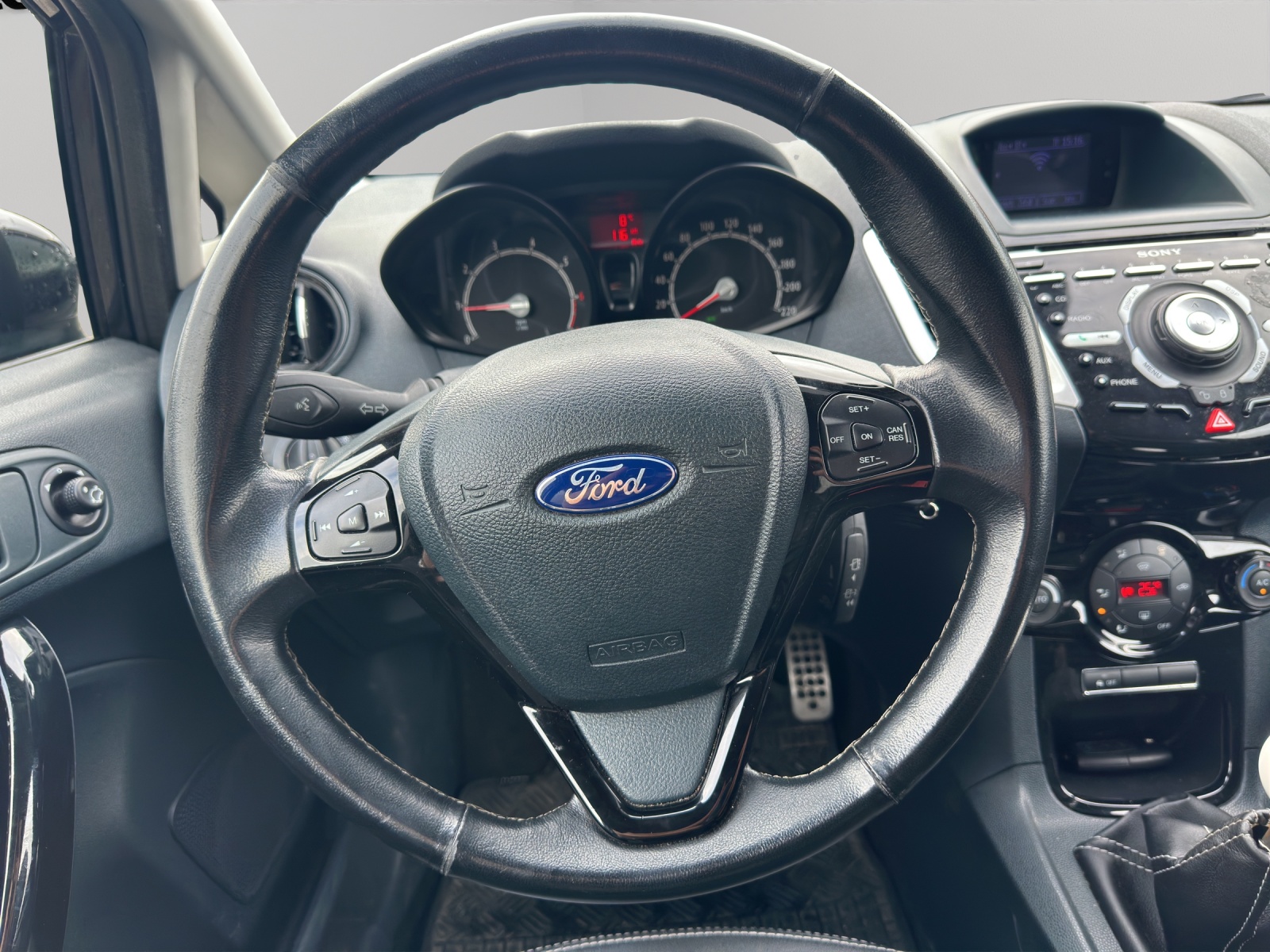 FORD Fiesta 1.6 16V Titanium-image-15