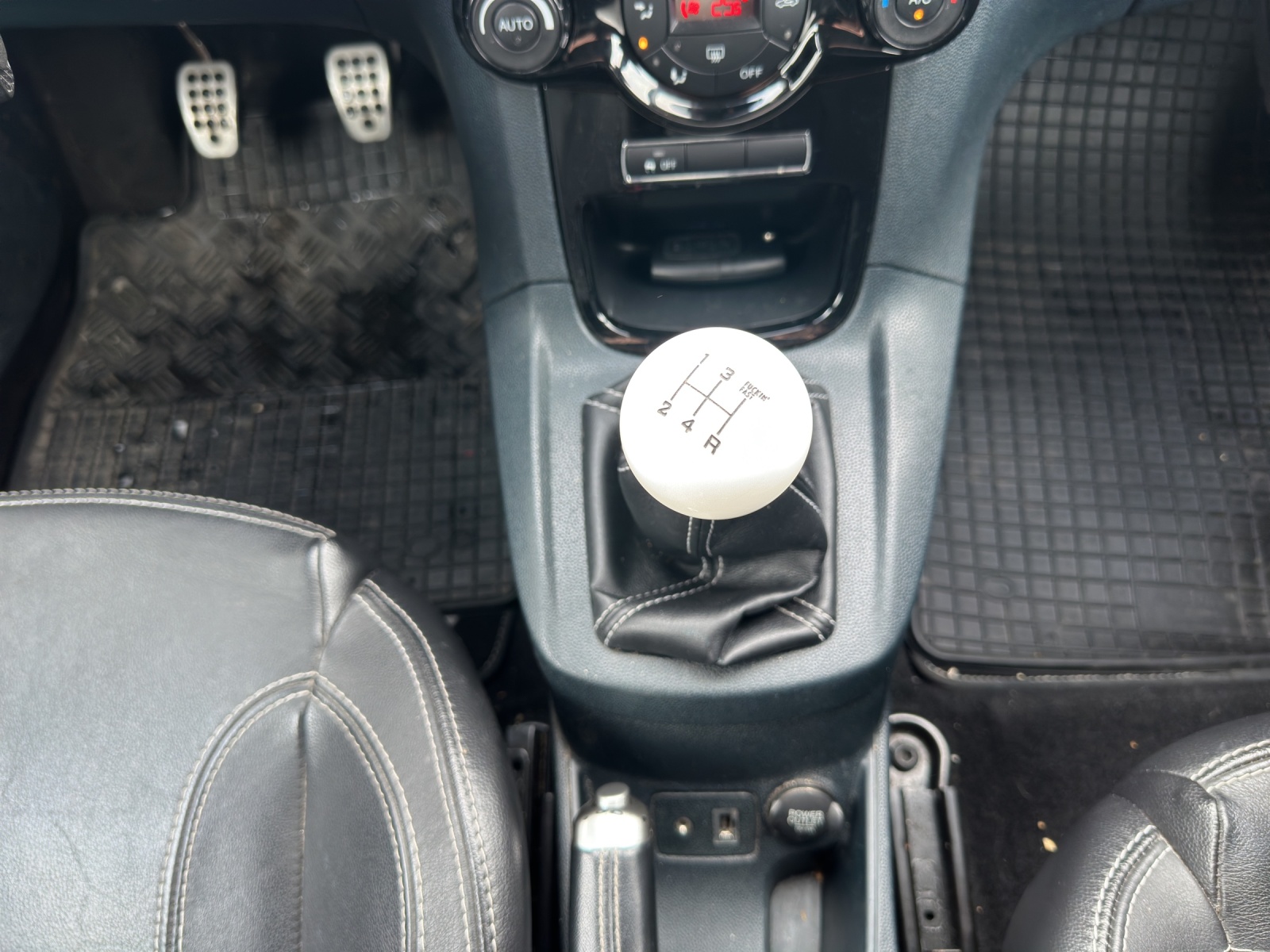 FORD Fiesta 1.6 16V Titanium-image-12