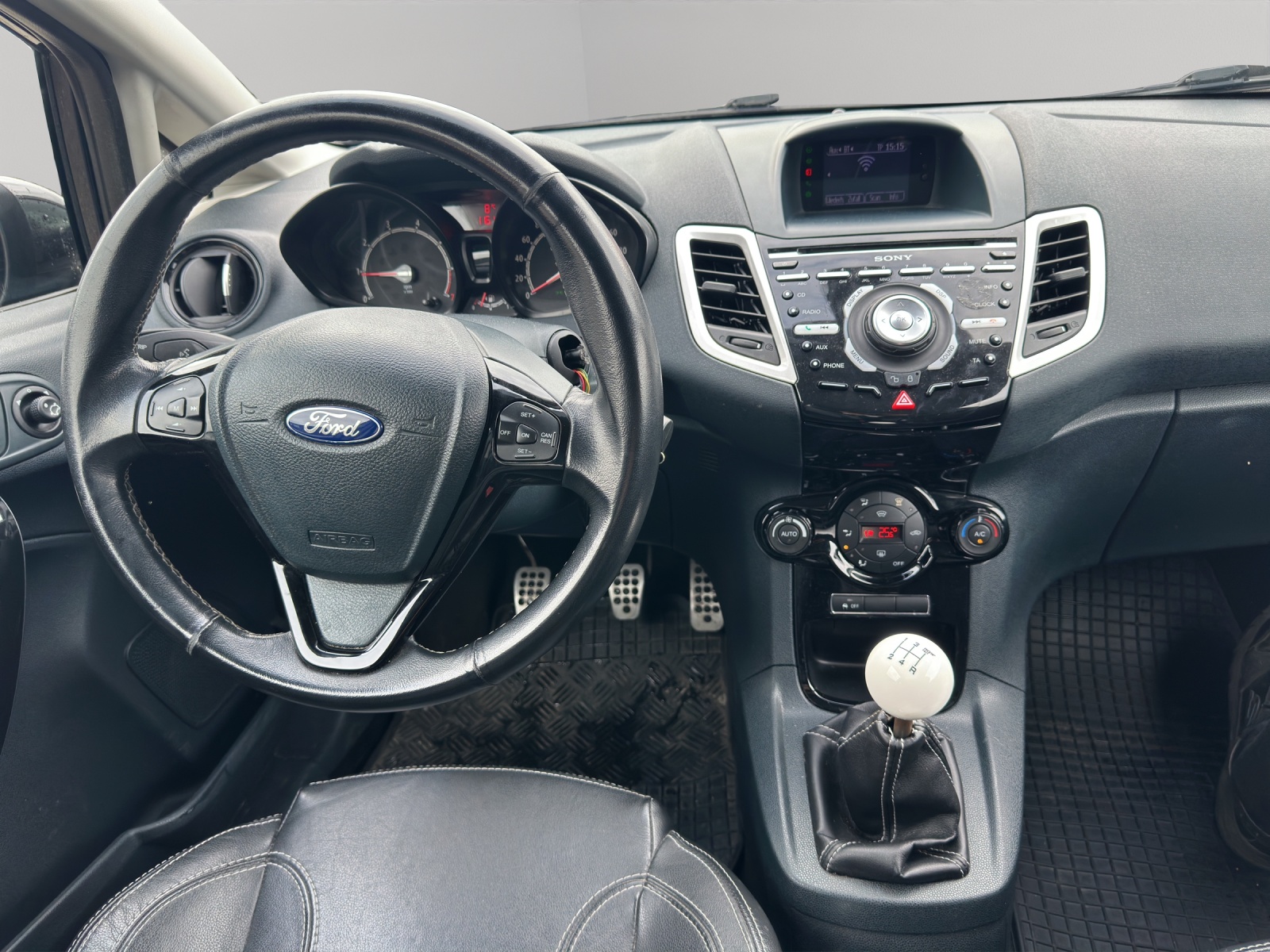 FORD Fiesta 1.6 16V Titanium-image-11