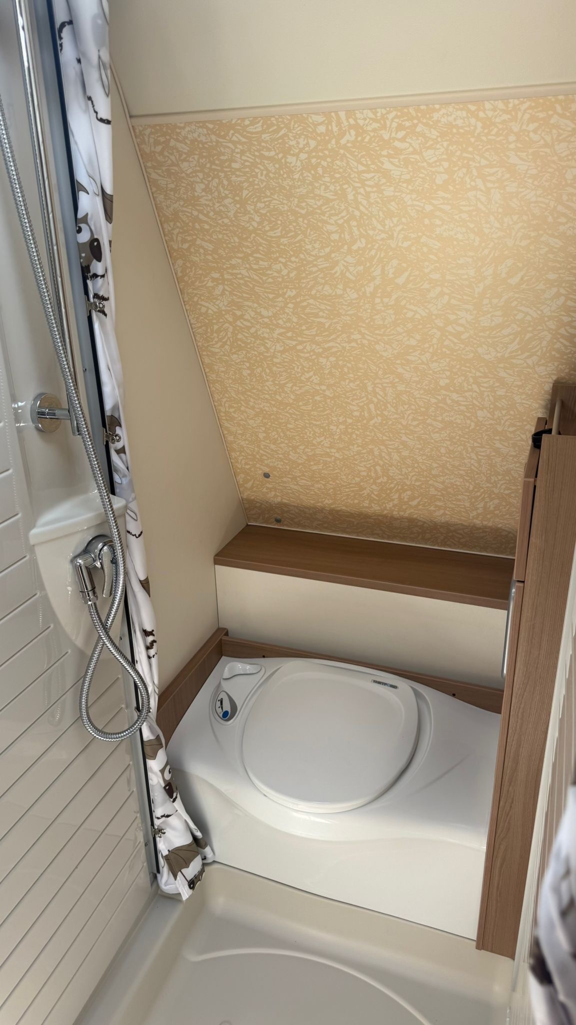 BÜRSTNER Averso 410 TS - Hubbett - TV - grosses Badezimmer --image-9