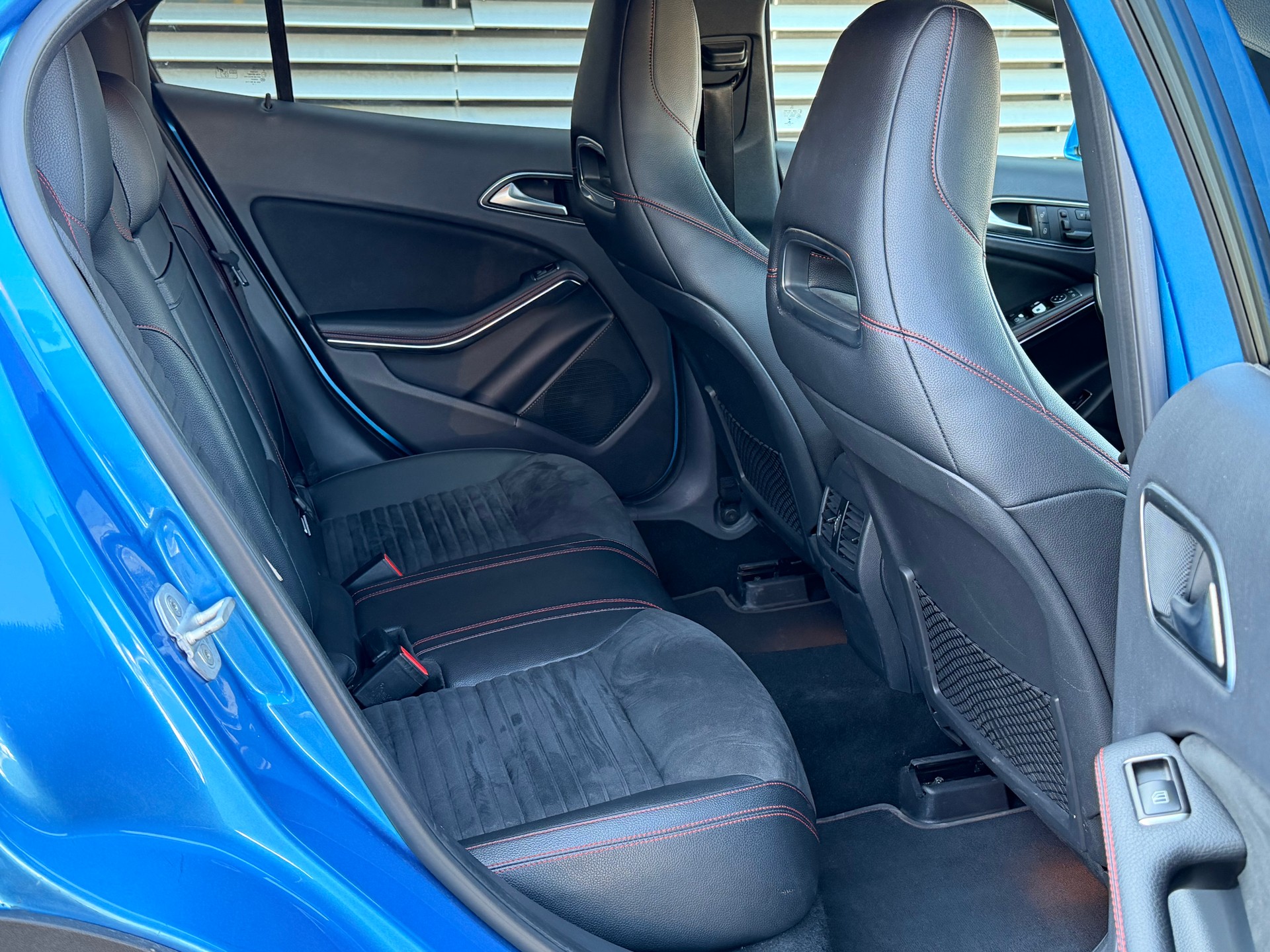 MERCEDES-BENZ GLA 200 AMG Line 7G-DCT-image-11
