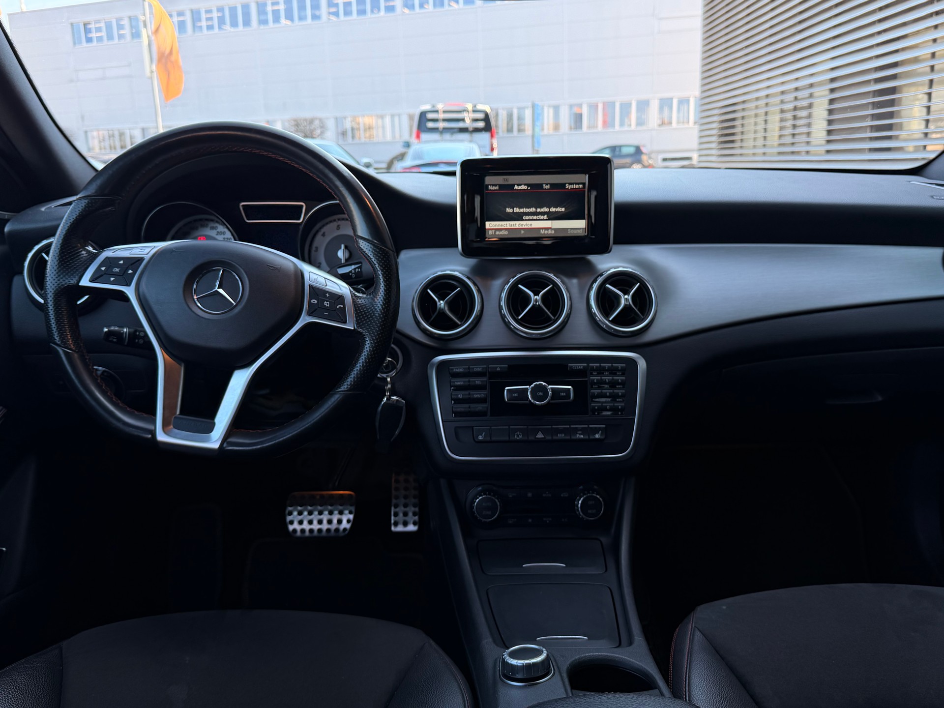 MERCEDES-BENZ GLA 200 AMG Line 7G-DCT-image-7