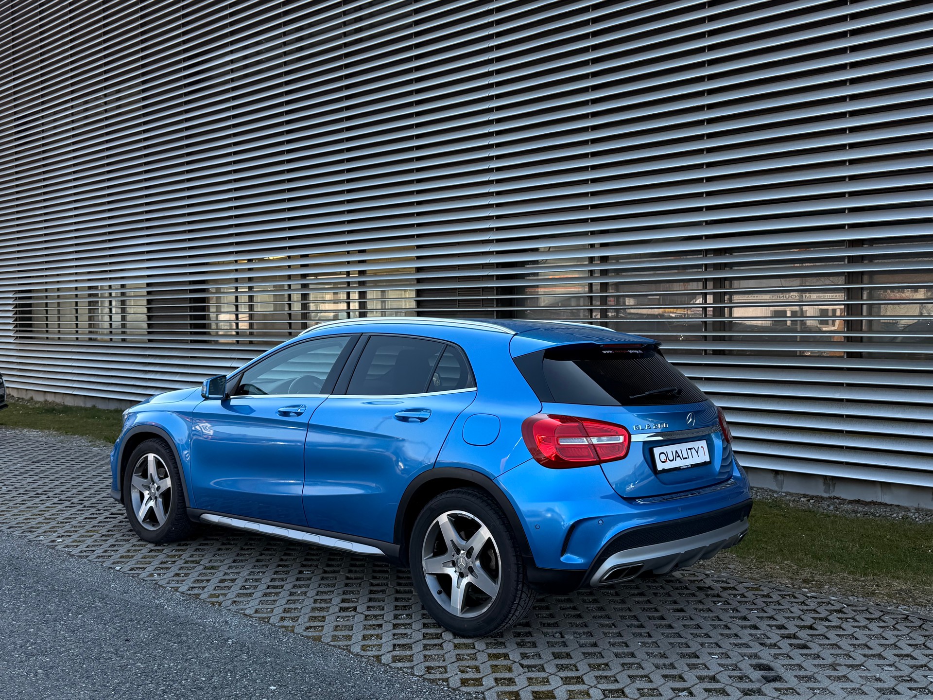 MERCEDES-BENZ GLA 200 AMG Line 7G-DCT-image-2