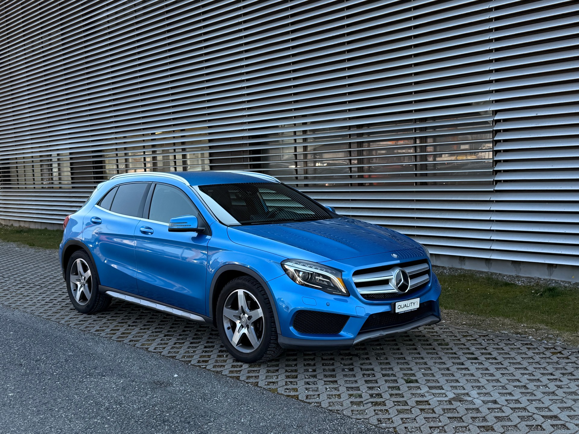 MERCEDES-BENZ GLA 200 AMG Line 7G-DCT-image-4