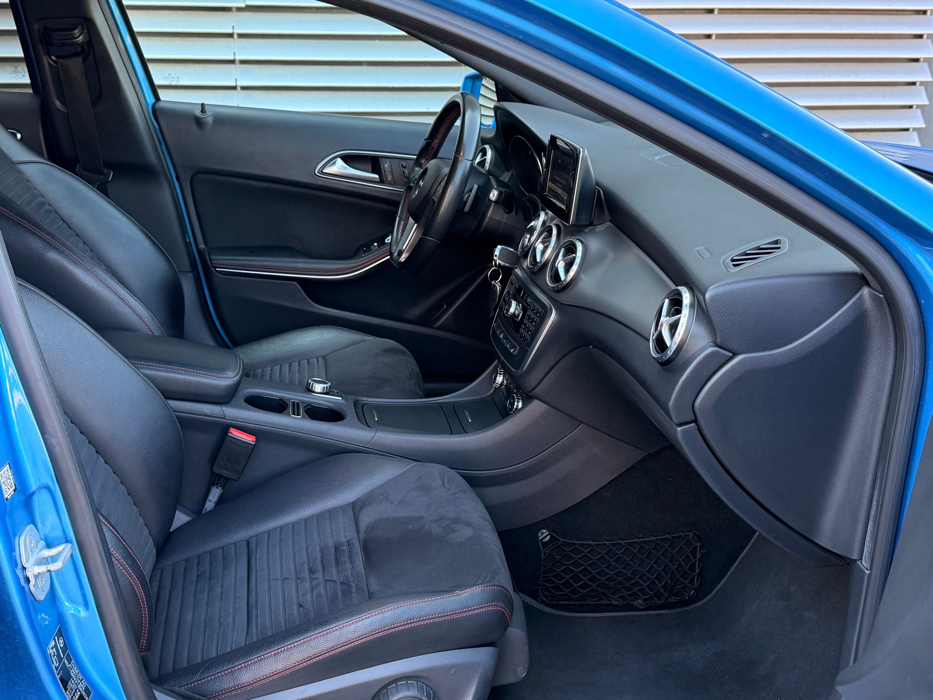 MERCEDES-BENZ GLA 200 AMG Line 7G-DCT-image-10