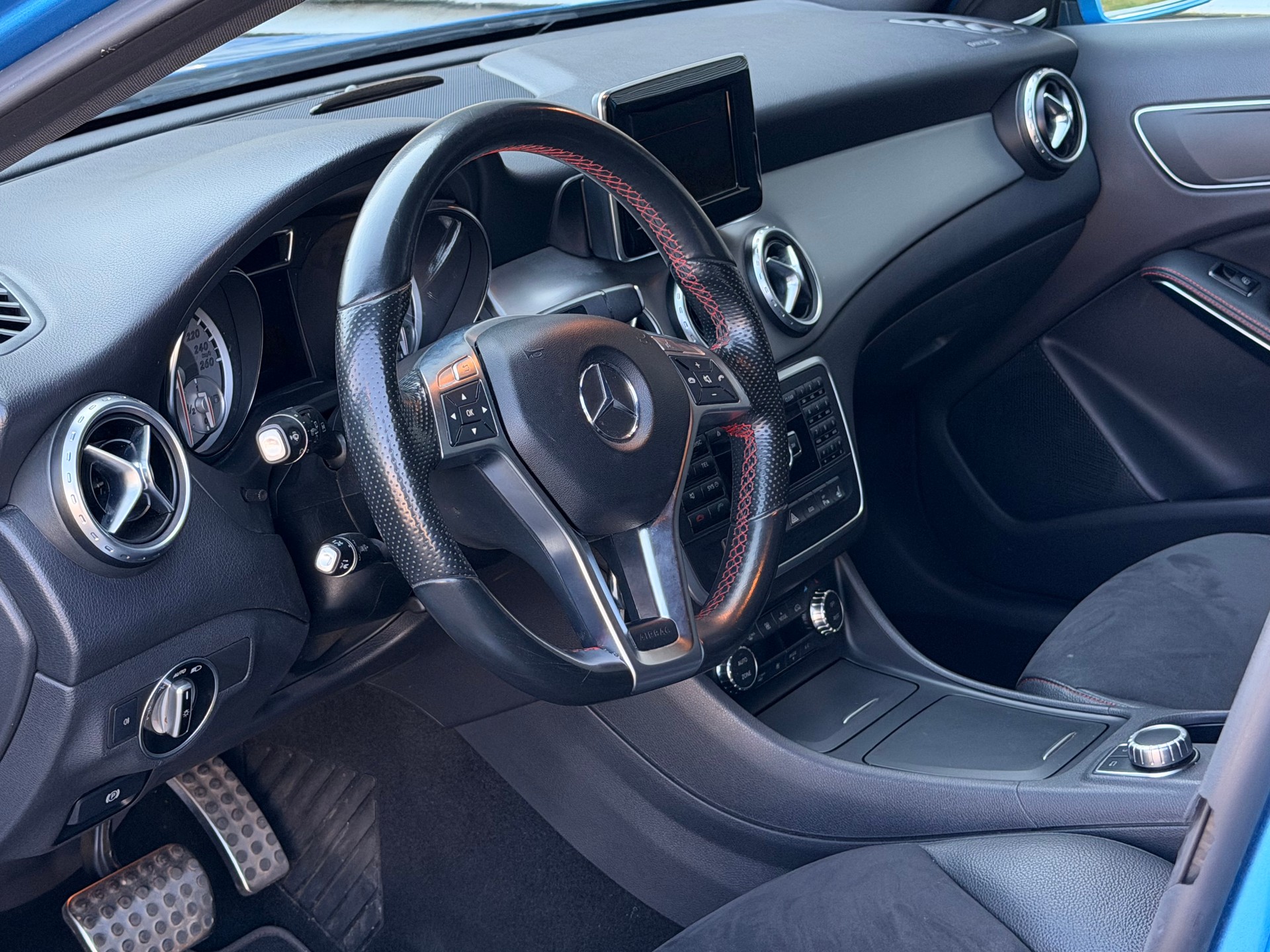 MERCEDES-BENZ GLA 200 AMG Line 7G-DCT-image-8