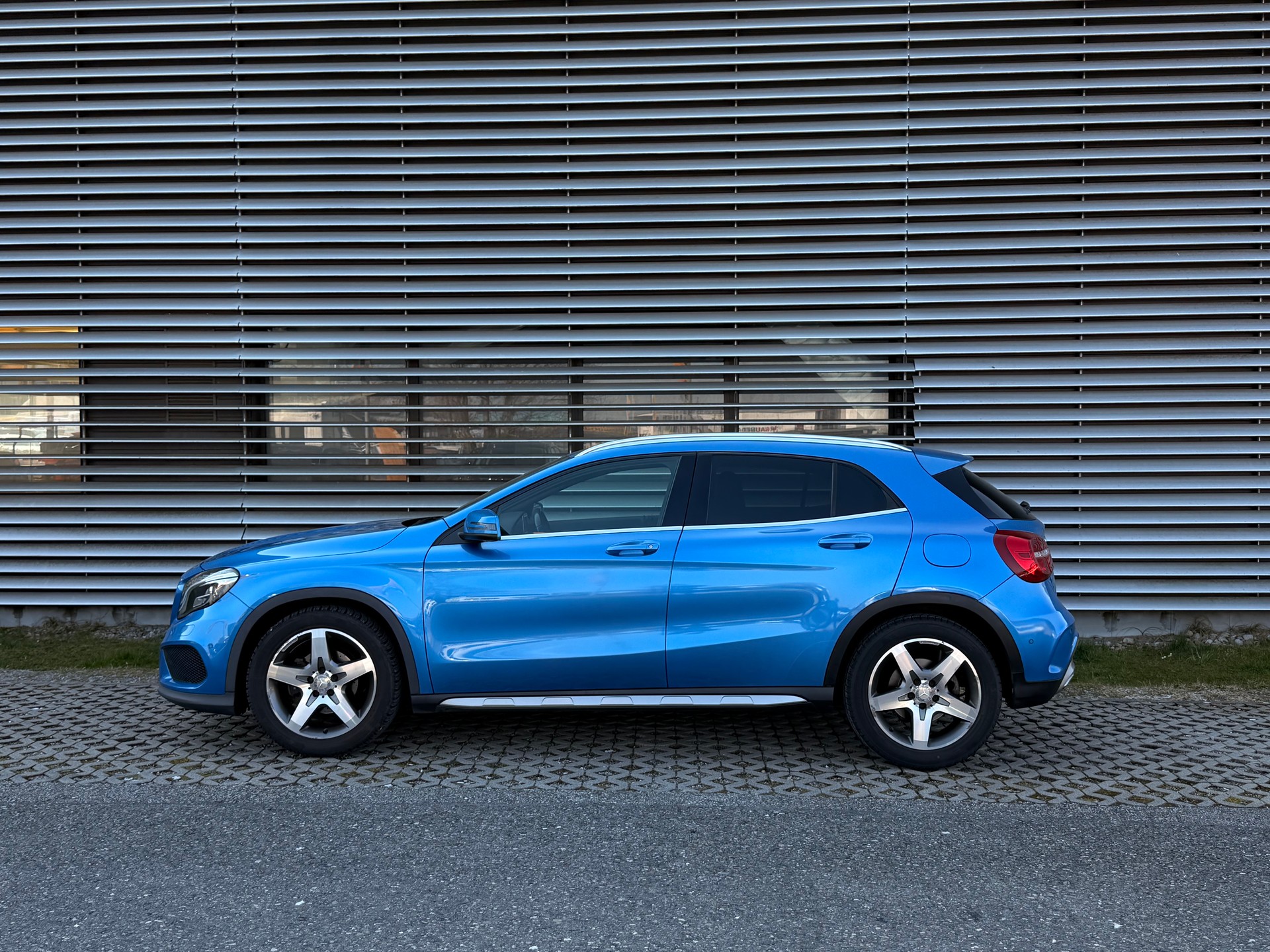 MERCEDES-BENZ GLA 200 AMG Line 7G-DCT-image-3