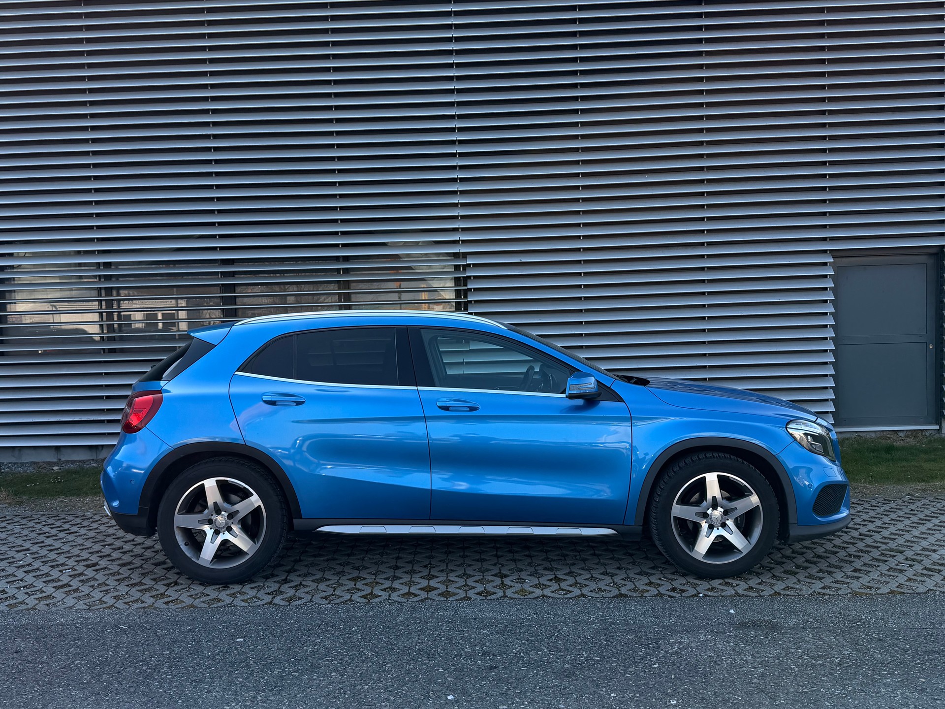 MERCEDES-BENZ GLA 200 AMG Line 7G-DCT-image-5