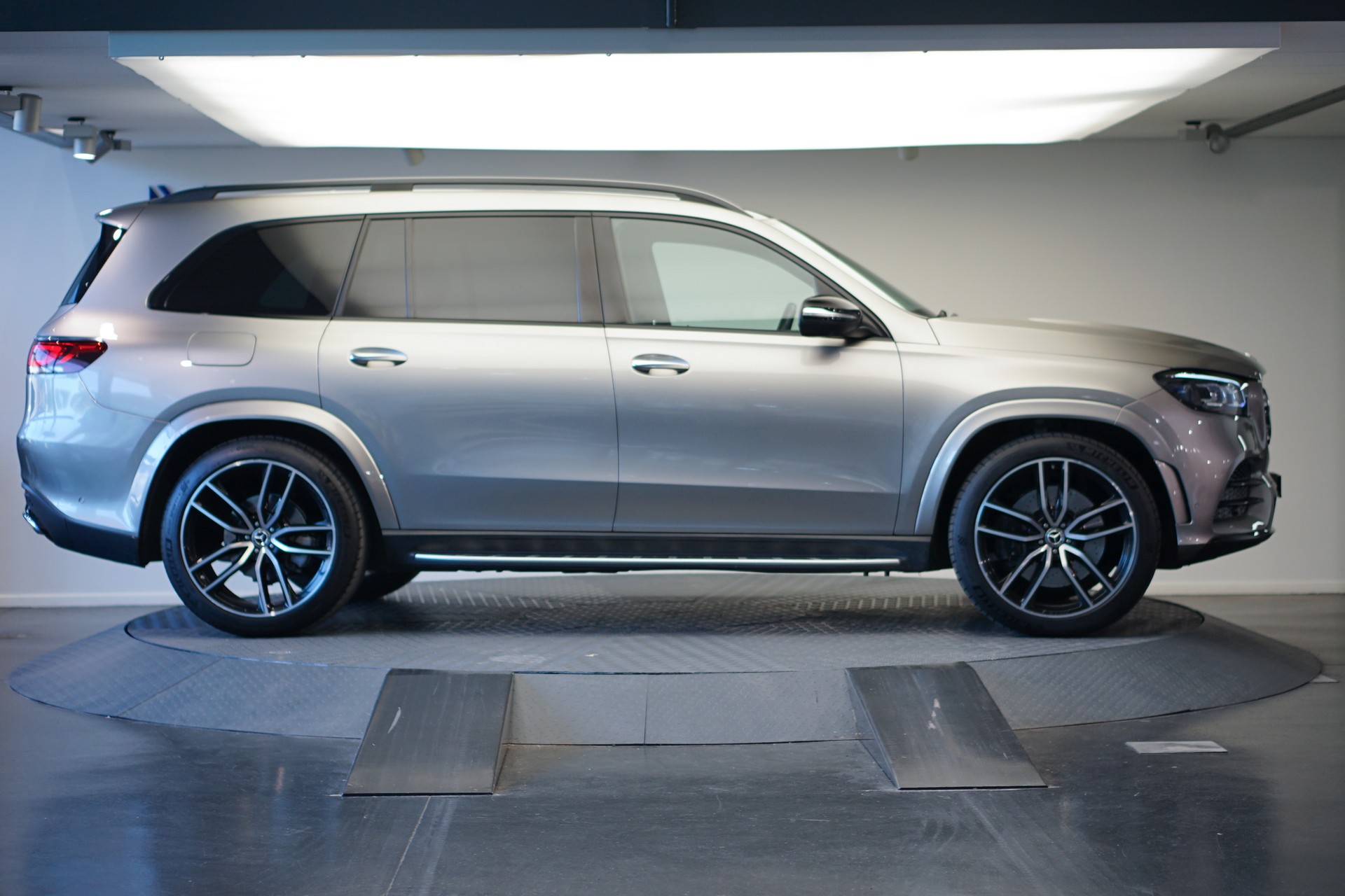 MERCEDES-BENZ GLS 400 d 4Matic AMG Line 9G-Tronic-showroom-element-3