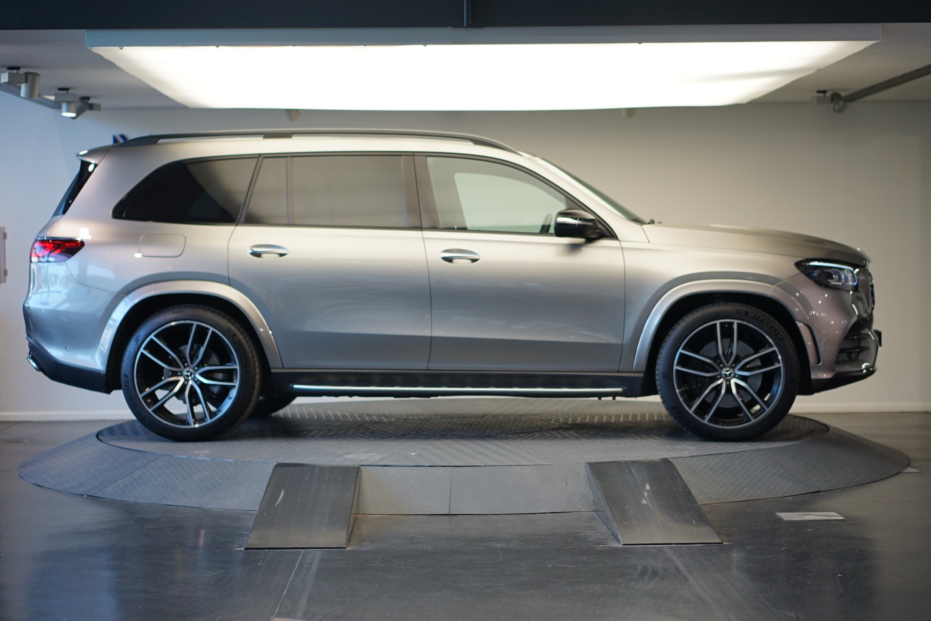 MERCEDES-BENZ GLS 400 d 4Matic AMG Line 9G-Tronic-showroom-element-3