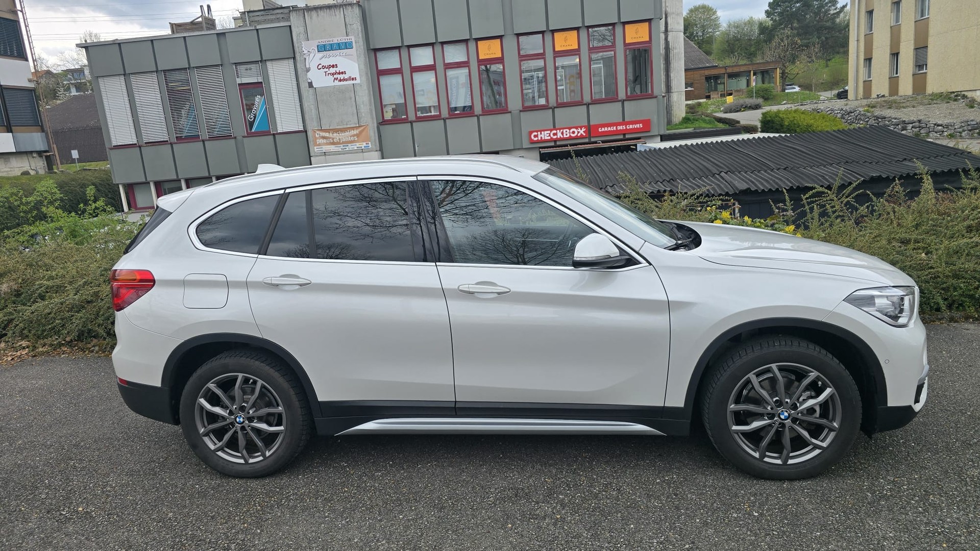 BMW X1 Drive 18d XLine Steptronic / HeadUP/Navi/SPORT FULL / Haman Kardon / ACC TEMPOMAT-image-1