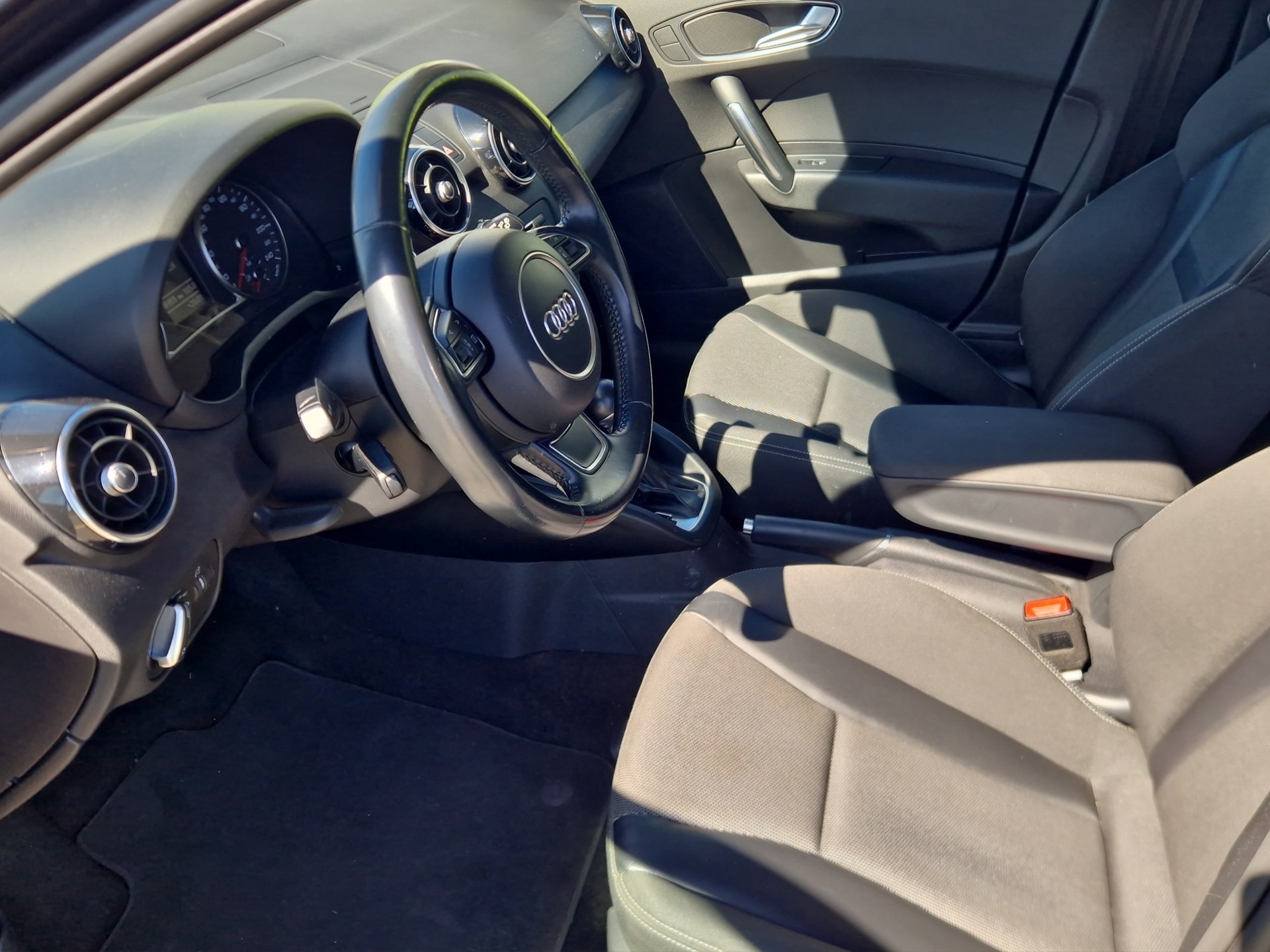 AUDI A1 Sportback 1.4 TFSI Sport S-tronic S Line-image-8