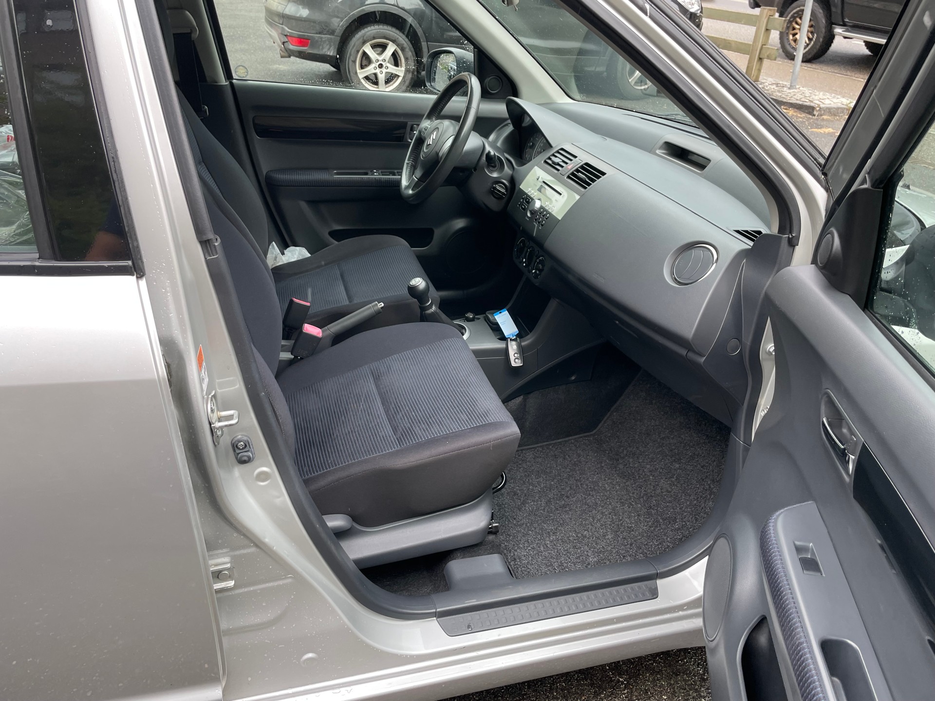 SUZUKI Swift 1.3i 16V GL Top 4x4-image-7