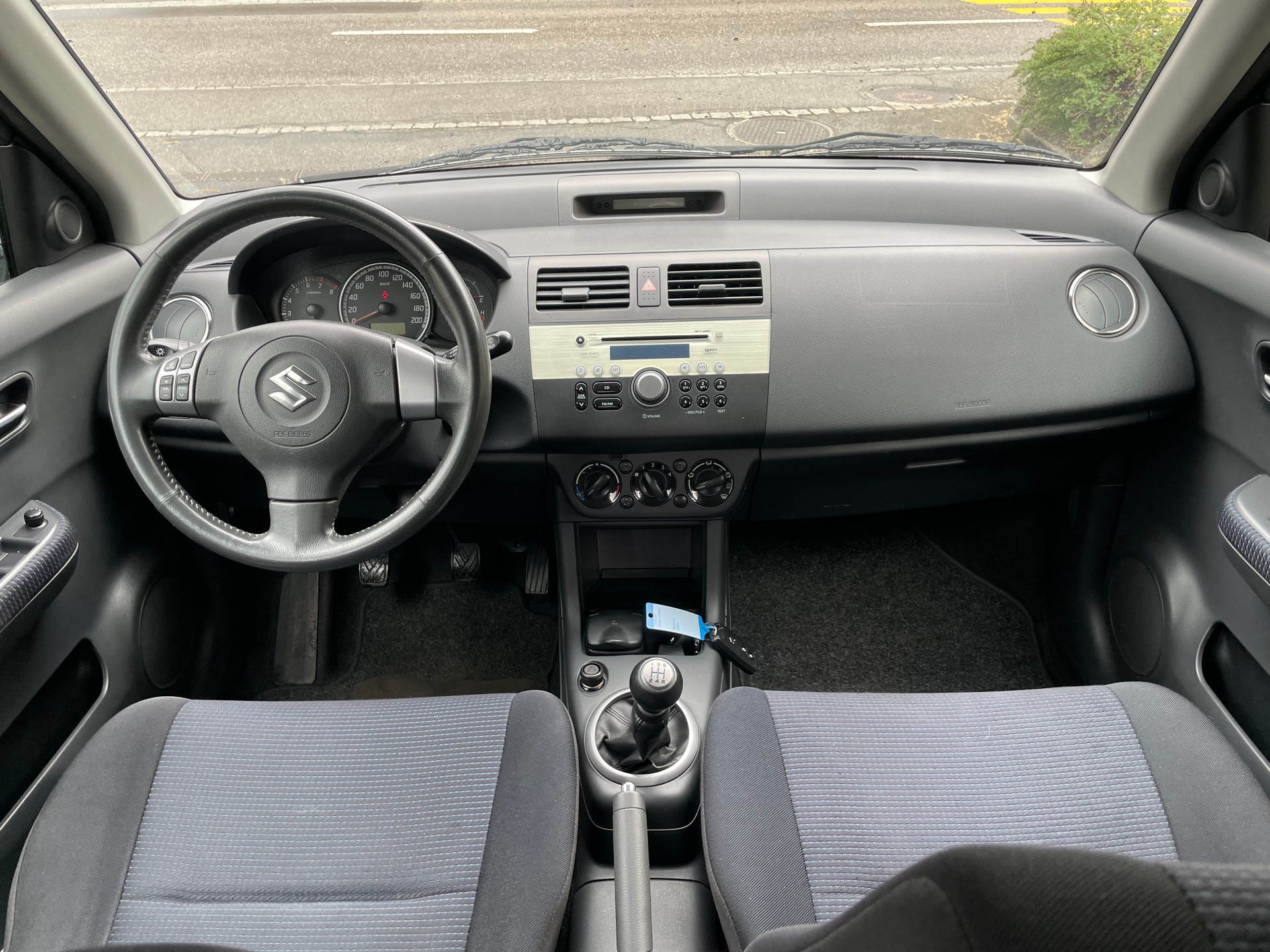 SUZUKI Swift 1.3i 16V GL Top 4x4-image-6