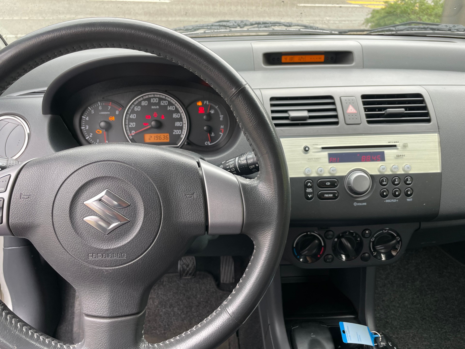 SUZUKI Swift 1.3i 16V GL Top 4x4-image-10