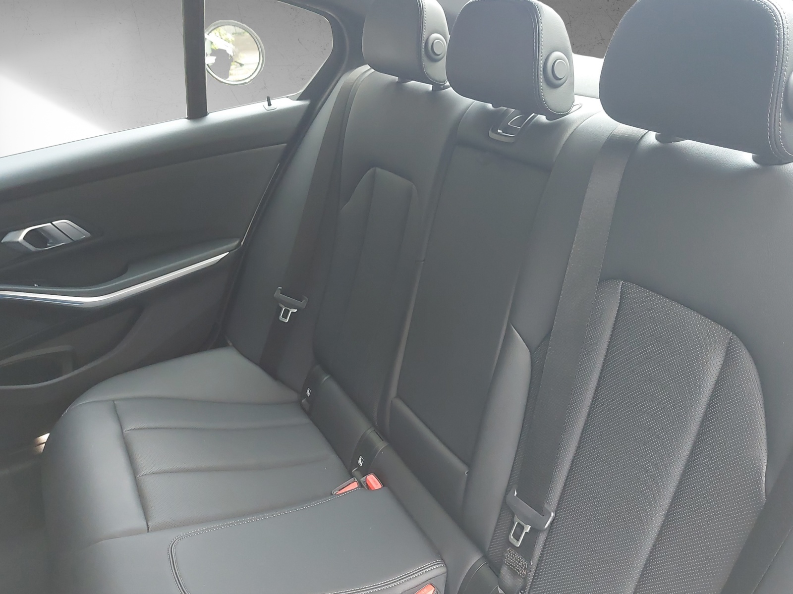 BMW 330e xDrive Luxury Line Steptronic-image-17