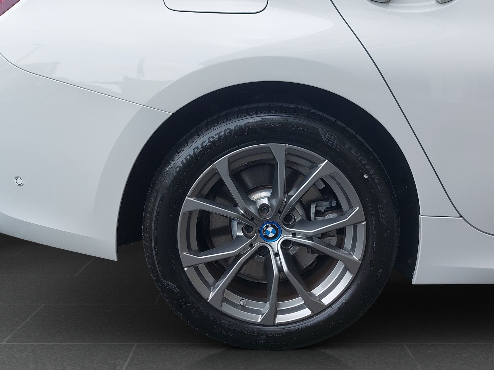 BMW 330e xDrive Luxury Line Steptronic-image-11