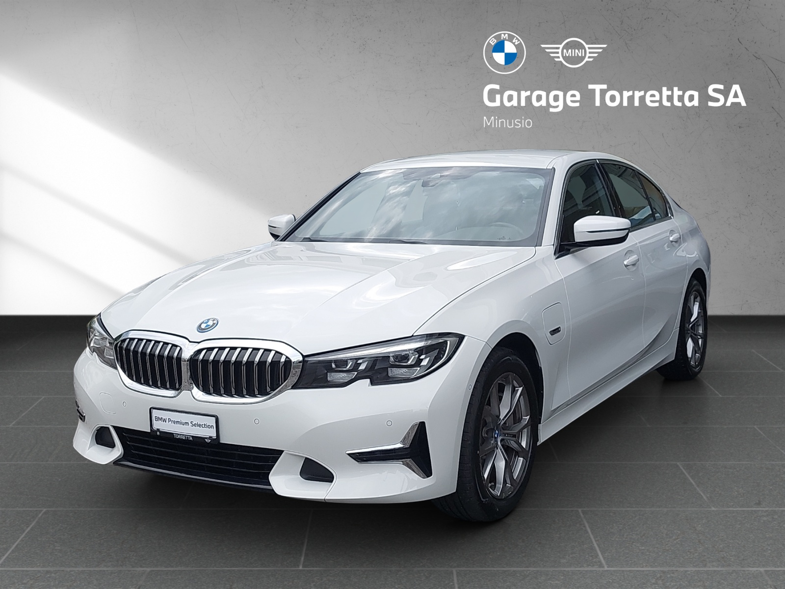 BMW 330e xDrive Luxury Line Steptronic-image-0